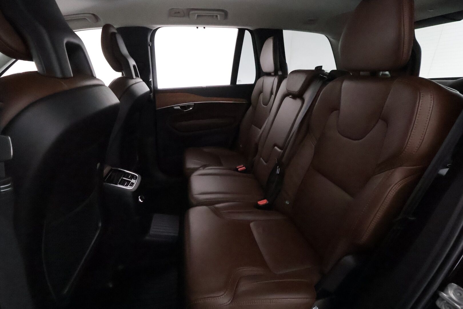 Volvo XC90 2020 T8 AWD Inscription aut **Adapt.vakkari / Muistipenkit hieronnalla / 360.kamera / Full LED / 7P / Koukku / H&K / Webasto** - 3,99 % KORKOTARJOUS TÄHÄN AUTOON - Kahdet renkaat aluvanteilla / Ilma-alusta / Ilmastoidut ruskeat nahat / BLIS / Digimittaristo / Sähköluukku / HUD / Hyvät varusteet!
