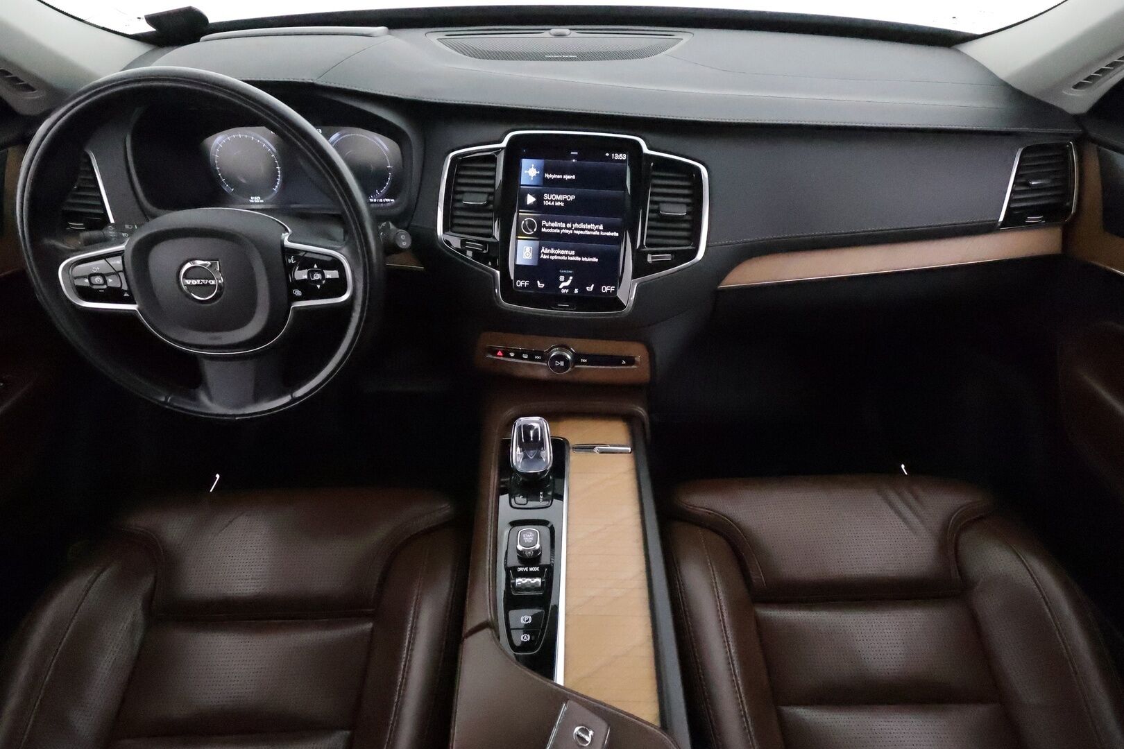 Volvo XC90 2020 T8 AWD Inscription aut **Adapt.vakkari / Muistipenkit hieronnalla / 360.kamera / Full LED / 7P / Koukku / H&K / Webasto** - 3,99 % KORKOTARJOUS TÄHÄN AUTOON - Kahdet renkaat aluvanteilla / Ilma-alusta / Ilmastoidut ruskeat nahat / BLIS / Digimittaristo / Sähköluukku / HUD / Hyvät varusteet!