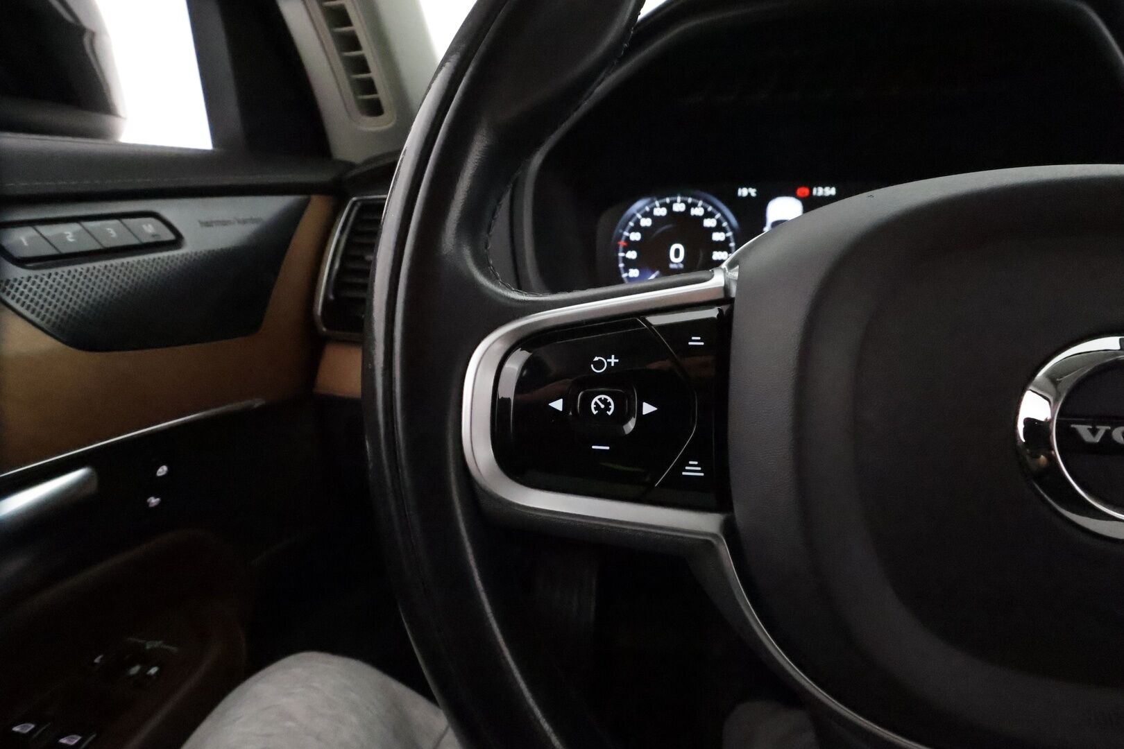 Volvo XC90 2020 T8 AWD Inscription aut **Adapt.vakkari / Muistipenkit hieronnalla / 360.kamera / Full LED / 7P / Koukku / H&K / Webasto** - 3,99 % KORKOTARJOUS TÄHÄN AUTOON - Kahdet renkaat aluvanteilla / Ilma-alusta / Ilmastoidut ruskeat nahat / BLIS / Digimittaristo / Sähköluukku / HUD / Hyvät varusteet!