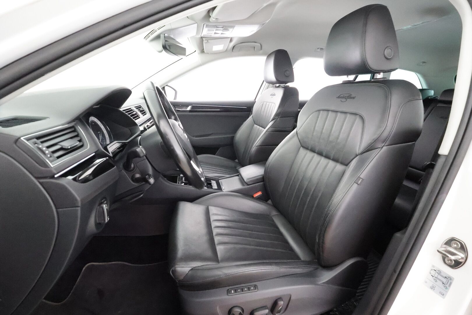 Skoda Superb 2018 Combi 2,0 TDI 190 4x4 L&K DSG Autom. - | ACC | Koukku | Webasto | Canton | Ilmastoidut muistinahat | P.kamera | Keyless | Lane Assist | BSM | Apple & Android | 2x renkaat aluin | 