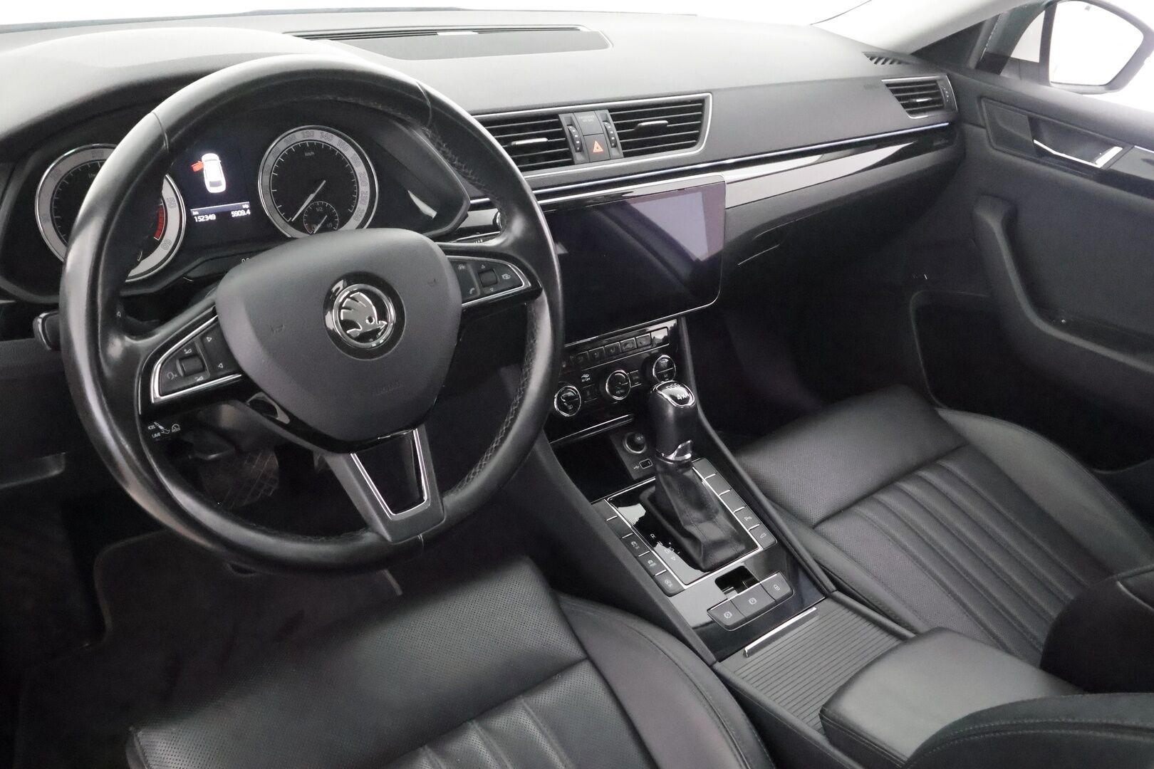 Skoda Superb 2018 Combi 2,0 TDI 190 4x4 L&K DSG Autom. - | ACC | Koukku | Webasto | Canton | Ilmastoidut muistinahat | P.kamera | Keyless | Lane Assist | BSM | Apple & Android | 2x renkaat aluin | 