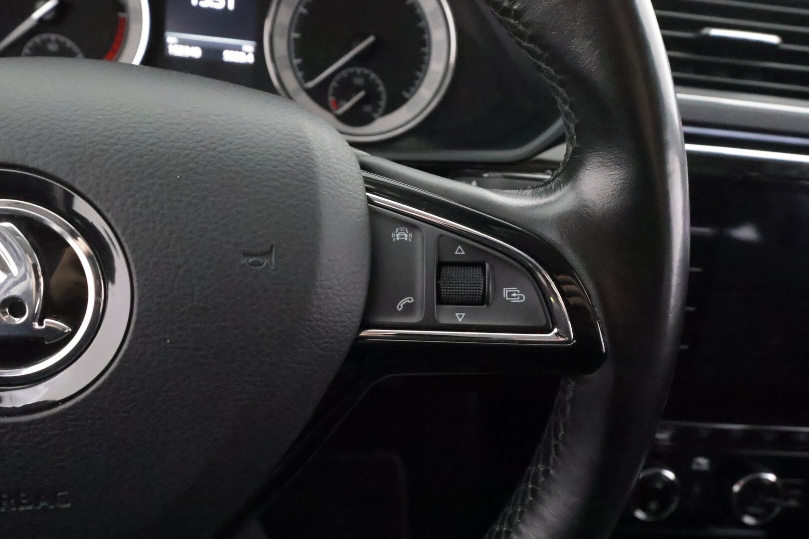 Skoda Superb 2018 Combi 2,0 TDI 190 4x4 L&K DSG Autom. - | ACC | Koukku | Webasto | Canton | Ilmastoidut muistinahat | P.kamera | Keyless | Lane Assist | BSM | Apple & Android | 2x renkaat aluin | 