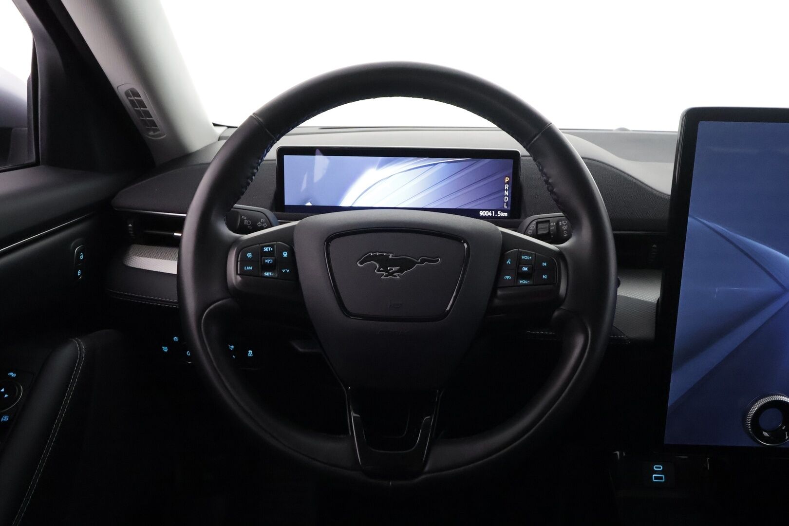 Ford Mustang Mach-E 2023 75kWh 269hv RWD 5-ovinen - | 1-om suomiauto | ACC | Koukku | Nahkaverhoilu | P.kamera | LED | BLIS | Lane Assist | RCTA | Keyless | Digimittaristo | 2x renkaat aluin |