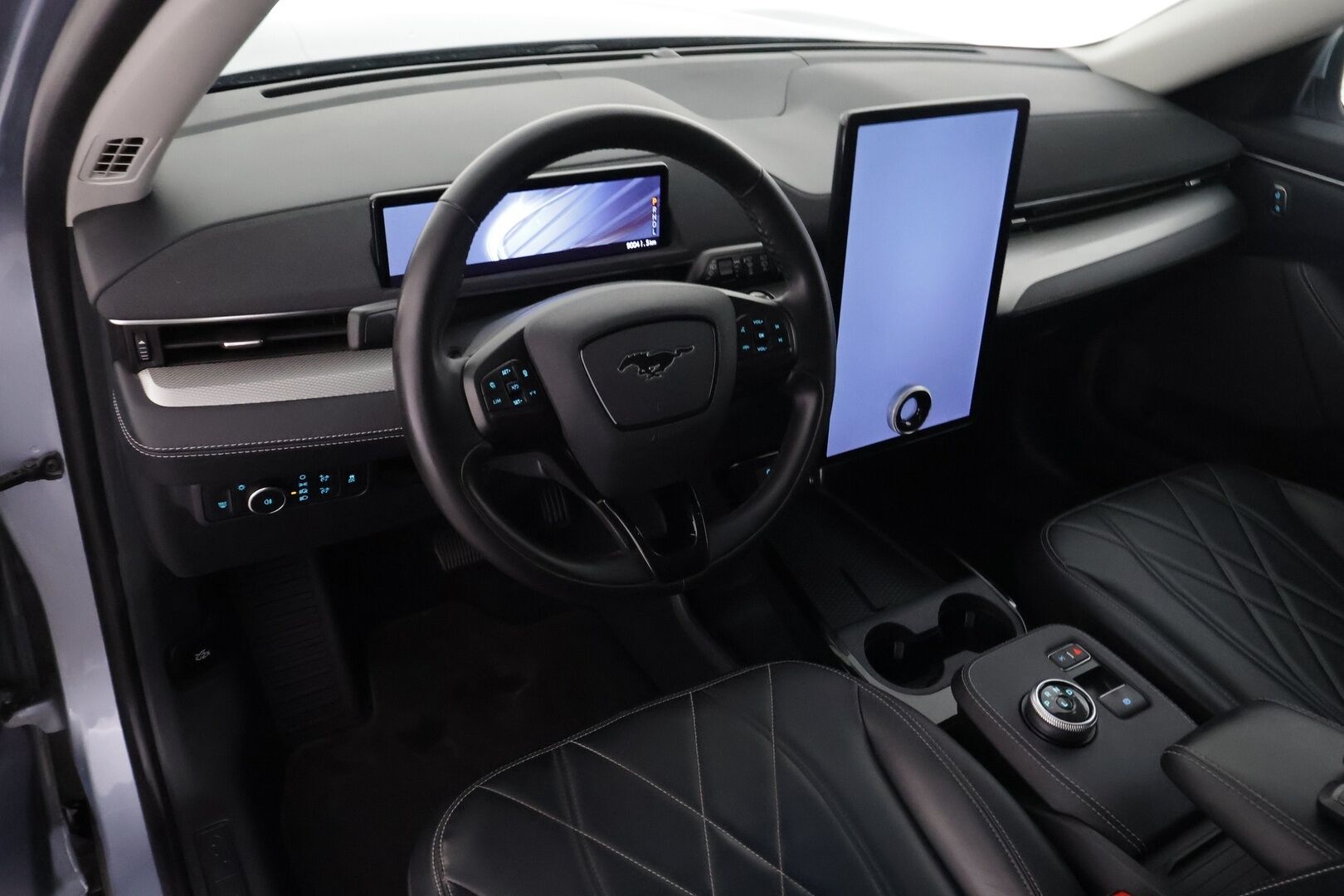 Ford Mustang Mach-E 2023 75kWh 269hv RWD 5-ovinen - | 1-om suomiauto | ACC | Koukku | Nahkaverhoilu | P.kamera | LED | BLIS | Lane Assist | RCTA | Keyless | Digimittaristo | 2x renkaat aluin |