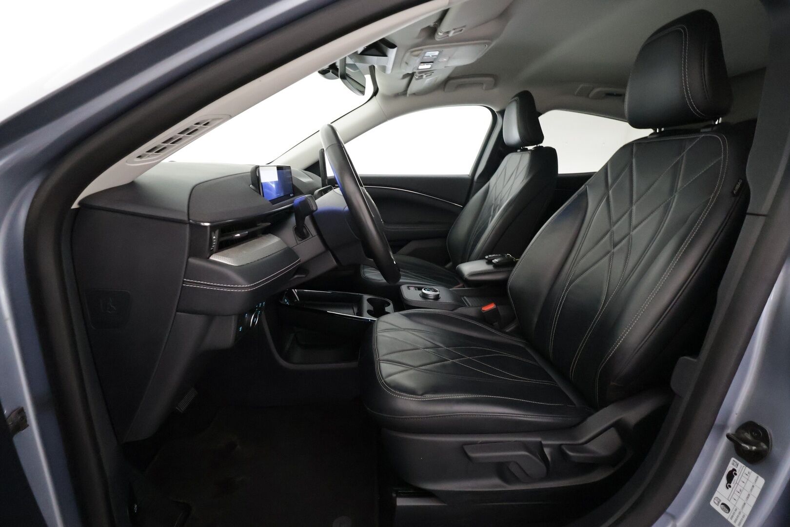 Ford Mustang Mach-E 2023 75kWh 269hv RWD 5-ovinen - | 1-om suomiauto | ACC | Koukku | Nahkaverhoilu | P.kamera | LED | BLIS | Lane Assist | RCTA | Keyless | Digimittaristo | 2x renkaat aluin |