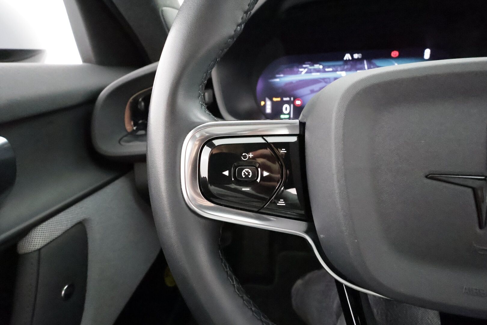 Polestar 2 2023 Standard Range Single Motor, 170kW * ACC / 360 / Koukku / LED / Muistipenkki / Navi / Keyless * - 1-om Suomi-auto / Akku kuntotarkastettu SoH 94,1% / Kahdet renkaat aluvanteilla