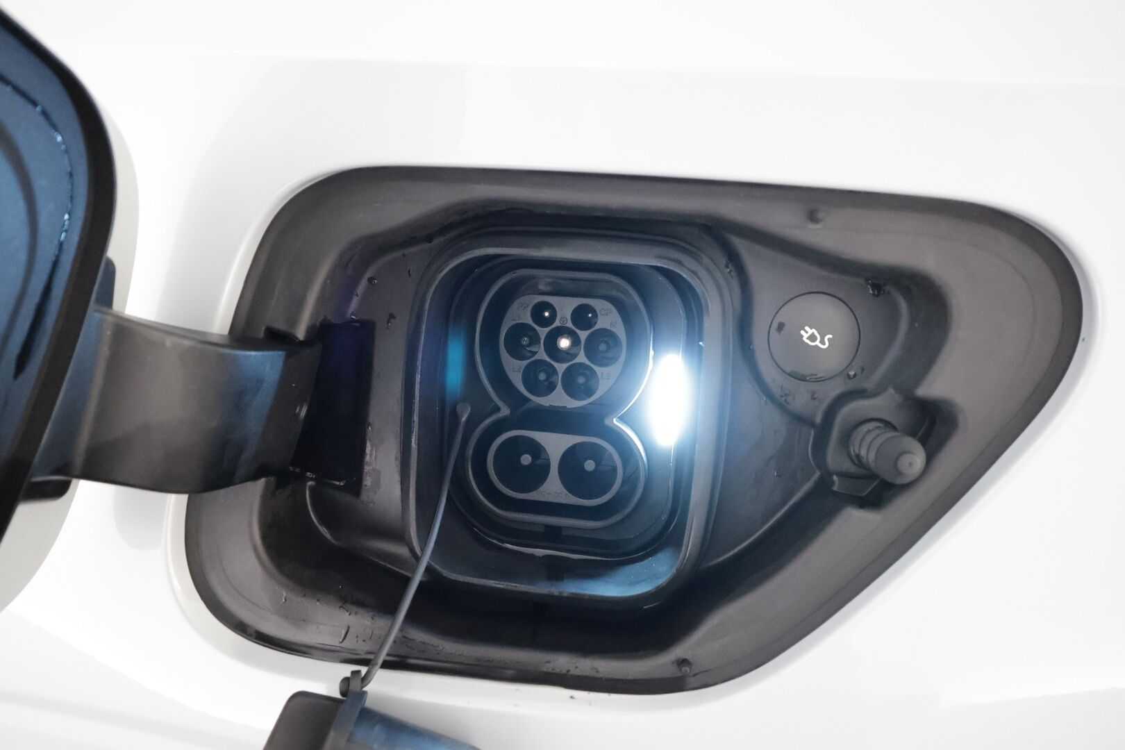 Polestar 2 2023 Standard Range Single Motor, 170kW * ACC / 360 / Koukku / LED / Muistipenkki / Navi / Keyless * - 1-om Suomi-auto / Akku kuntotarkastettu SoH 94,1% / Kahdet renkaat aluvanteilla