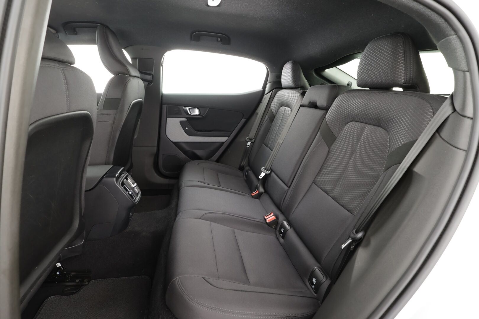 Polestar 2 2023 Standard Range Single Motor, 170kW * ACC / 360 / Koukku / LED / Muistipenkki / Navi / Keyless * - 1-om Suomi-auto / Akku kuntotarkastettu SoH 94,1% / Kahdet renkaat aluvanteilla