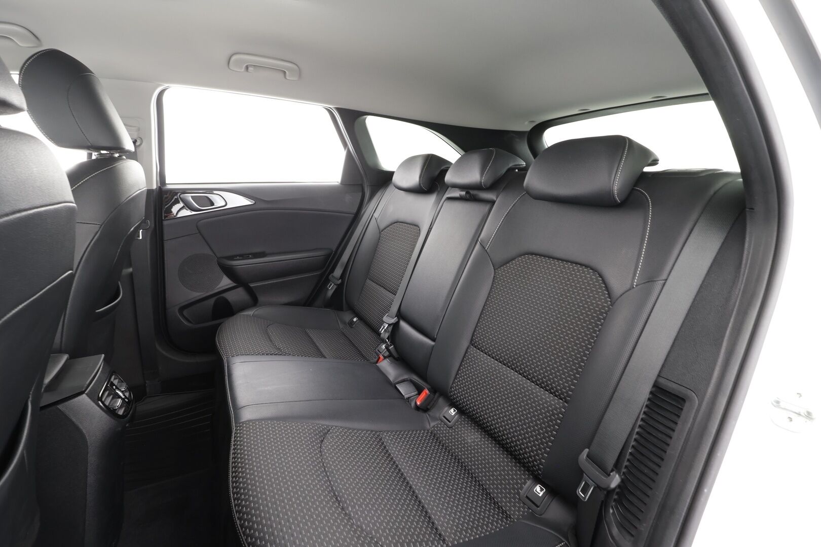 Kia Ceed 2020 1,6 GDI Plug-In Hybrid EX SW DCT * ACC / P.kamera / LED / Navi / KeylessGo / Puolinahat / Koukku * - Kahdet renkaat aluvanteilla