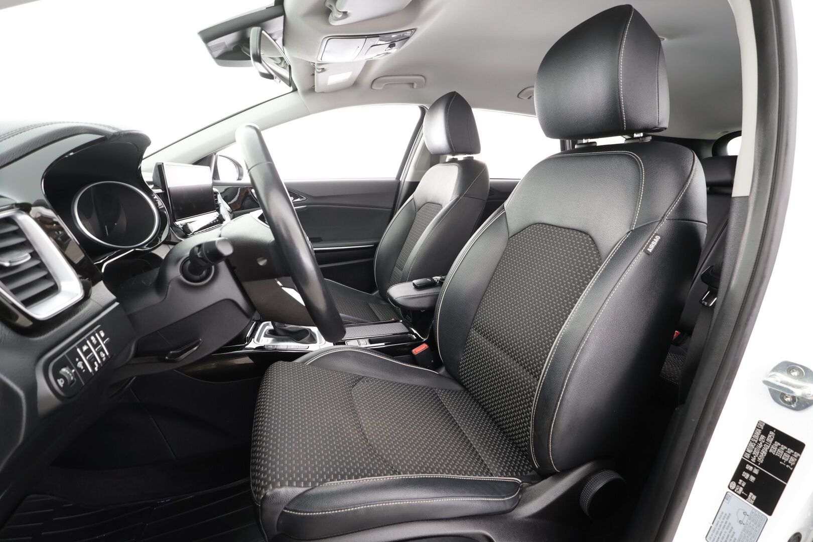 Kia Ceed 2020 1,6 GDI Plug-In Hybrid EX SW DCT * ACC / P.kamera / LED / Navi / KeylessGo / Puolinahat / Koukku * - Kahdet renkaat aluvanteilla