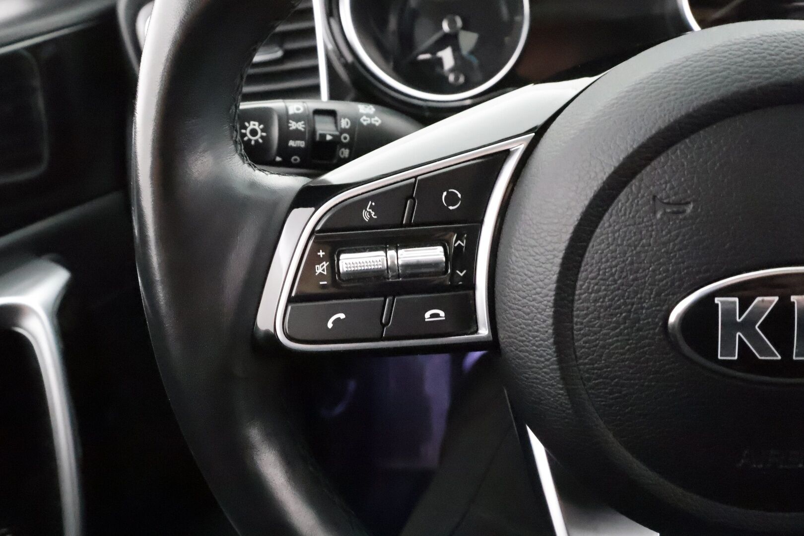 Kia Ceed 2020 1,6 GDI Plug-In Hybrid EX SW DCT * ACC / P.kamera / LED / Navi / KeylessGo / Puolinahat / Koukku * - Kahdet renkaat aluvanteilla - HULLUT JOULUT KORKOTARJOUS 2,49% 