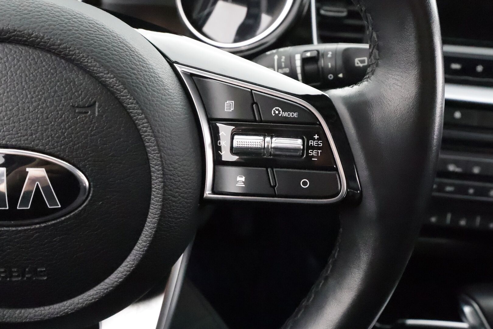 Kia Ceed 2020 1,6 GDI Plug-In Hybrid EX SW DCT * ACC / P.kamera / LED / Navi / KeylessGo / Puolinahat / Koukku * - Kahdet renkaat aluvanteilla