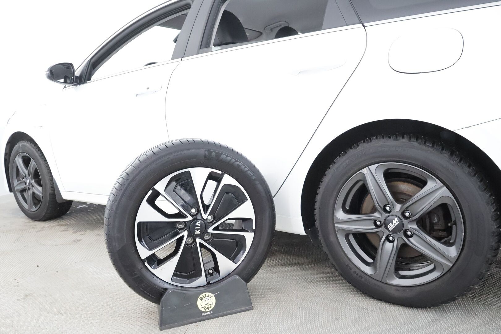 Kia Ceed 2020 1,6 GDI Plug-In Hybrid EX SW DCT * ACC / P.kamera / LED / Navi / KeylessGo / Puolinahat / Koukku * - Kahdet renkaat aluvanteilla - HULLUT JOULUT KORKOTARJOUS 2,49% 