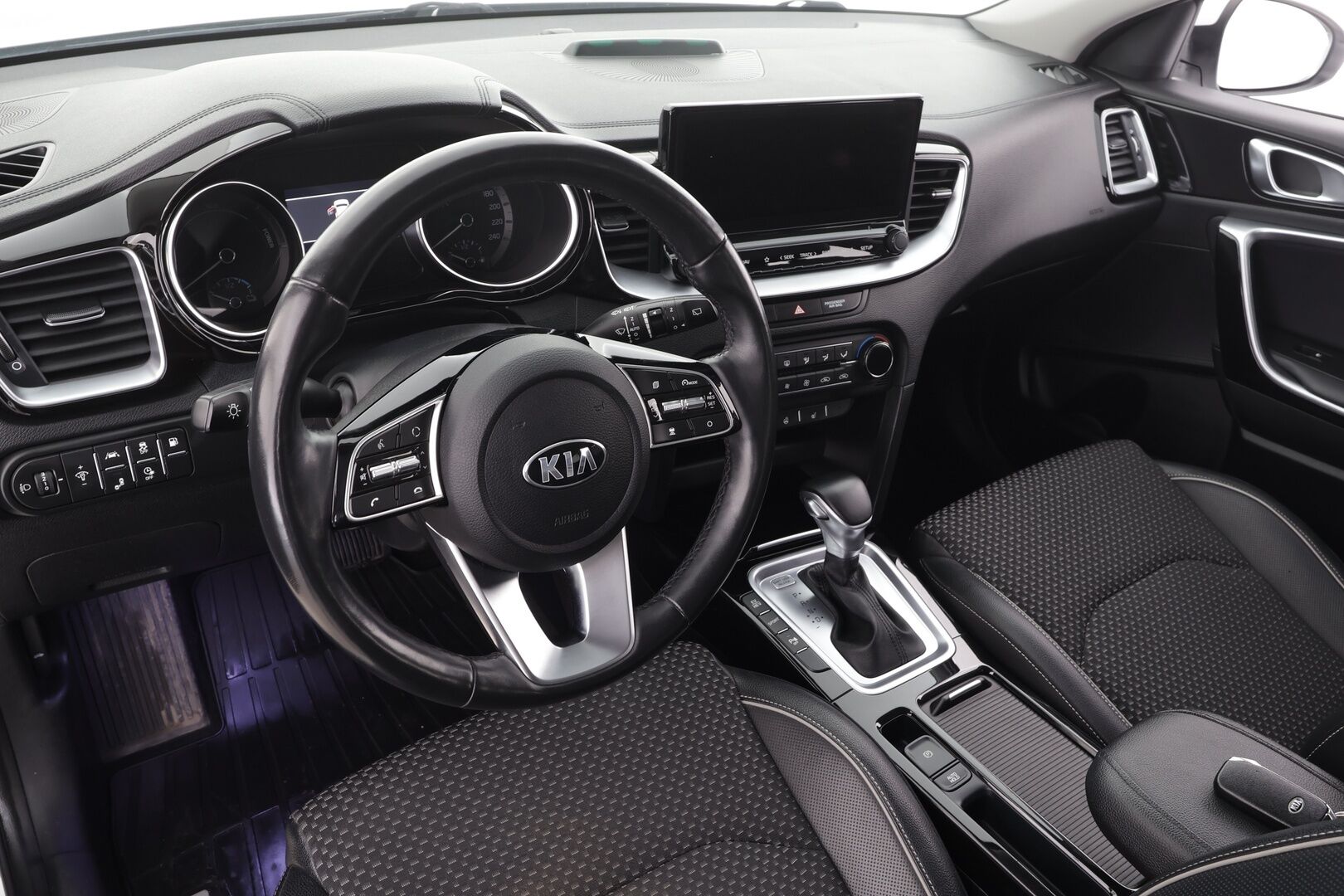 Kia Ceed 2020 1,6 GDI Plug-In Hybrid EX SW DCT * ACC / P.kamera / LED / Navi / KeylessGo / Puolinahat / Koukku * - Kahdet renkaat aluvanteilla