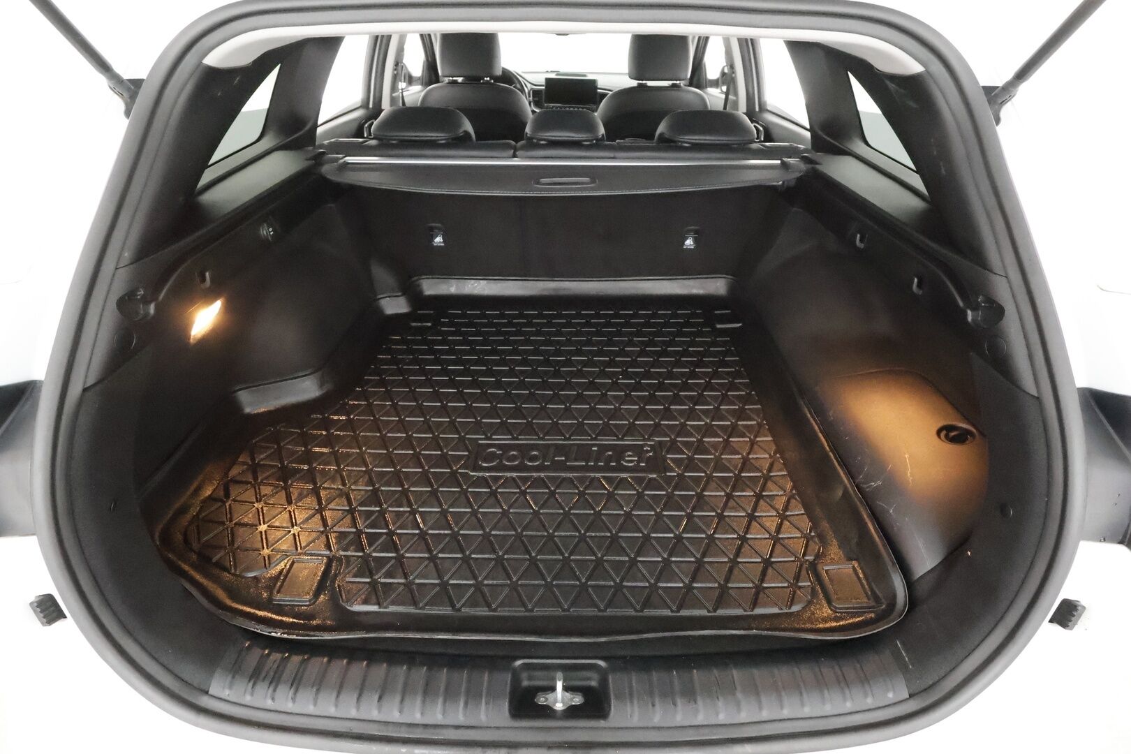 Kia Ceed 2020 1,6 GDI Plug-In Hybrid EX SW DCT * ACC / P.kamera / LED / Navi / KeylessGo / Puolinahat / Koukku * - Kahdet renkaat aluvanteilla