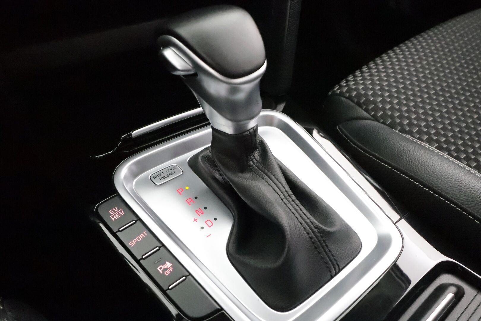 Kia Ceed 2020 1,6 GDI Plug-In Hybrid EX SW DCT * ACC / P.kamera / LED / Navi / KeylessGo / Puolinahat / Koukku * - Kahdet renkaat aluvanteilla