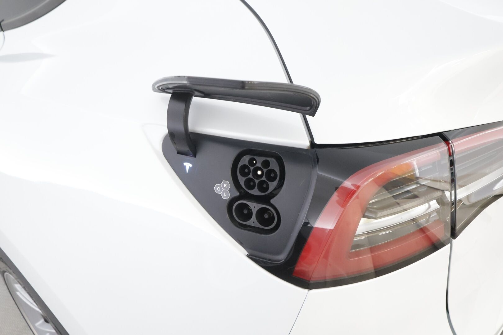 Tesla Model Y 2023 RWD - | ACC | ILP | Koukku | Ryzen | Matrix | Premium Audio | Lasikatto | Nahkasisusta | Muistipenkki | P.kamera | 2x renkaat aluin | 1-om suomiauto |