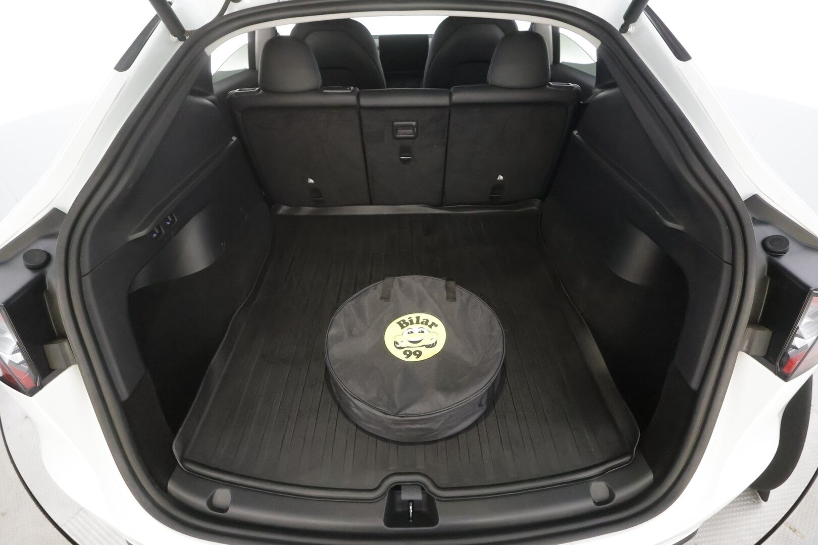 Tesla Model Y 2023 RWD - | ACC | ILP | Koukku | Ryzen | Matrix | Premium Audio | Lasikatto | Nahkasisusta | Muistipenkki | P.kamera | 2x renkaat aluin | 1-om suomiauto |