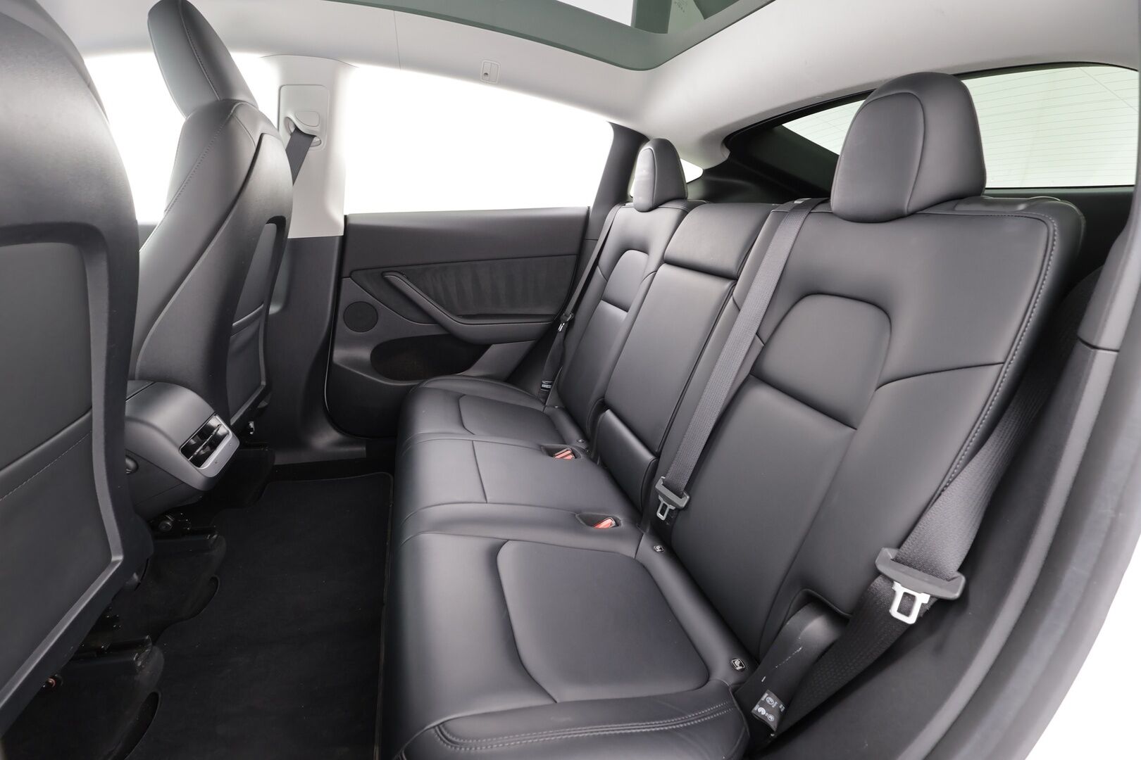 Tesla Model Y 2023 RWD * Koukku / ILP / ACC / Lasikatto / Premium Audio / P.Kamera / Matrix-LED / Muistipenkki / Kaistavahti * - 1-om Suomi-auto / 2x Latauskaapelit / Kahdet renkaat aluvanteilla