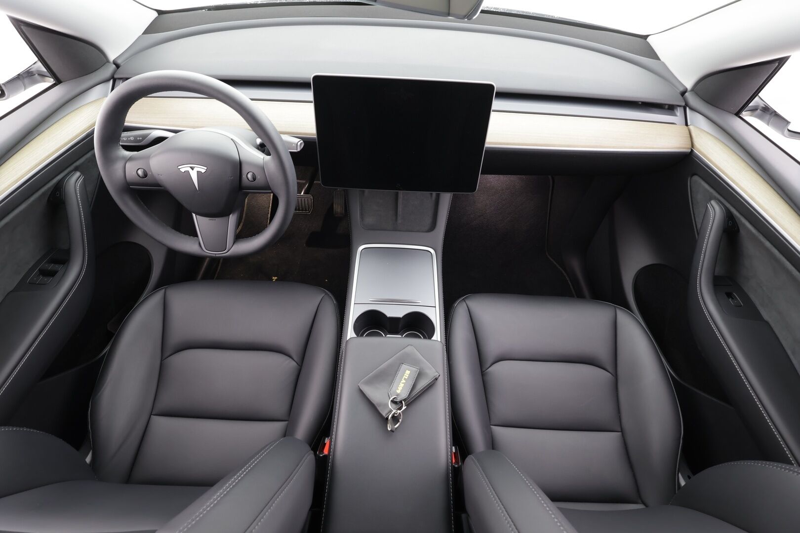 Tesla Model Y 2023 RWD * Koukku / ILP / ACC / Lasikatto / Premium Audio / P.Kamera / Matrix-LED / Muistipenkki / Kaistavahti * - 1-om Suomi-auto / 2x Latauskaapelit / Kahdet renkaat aluvanteilla