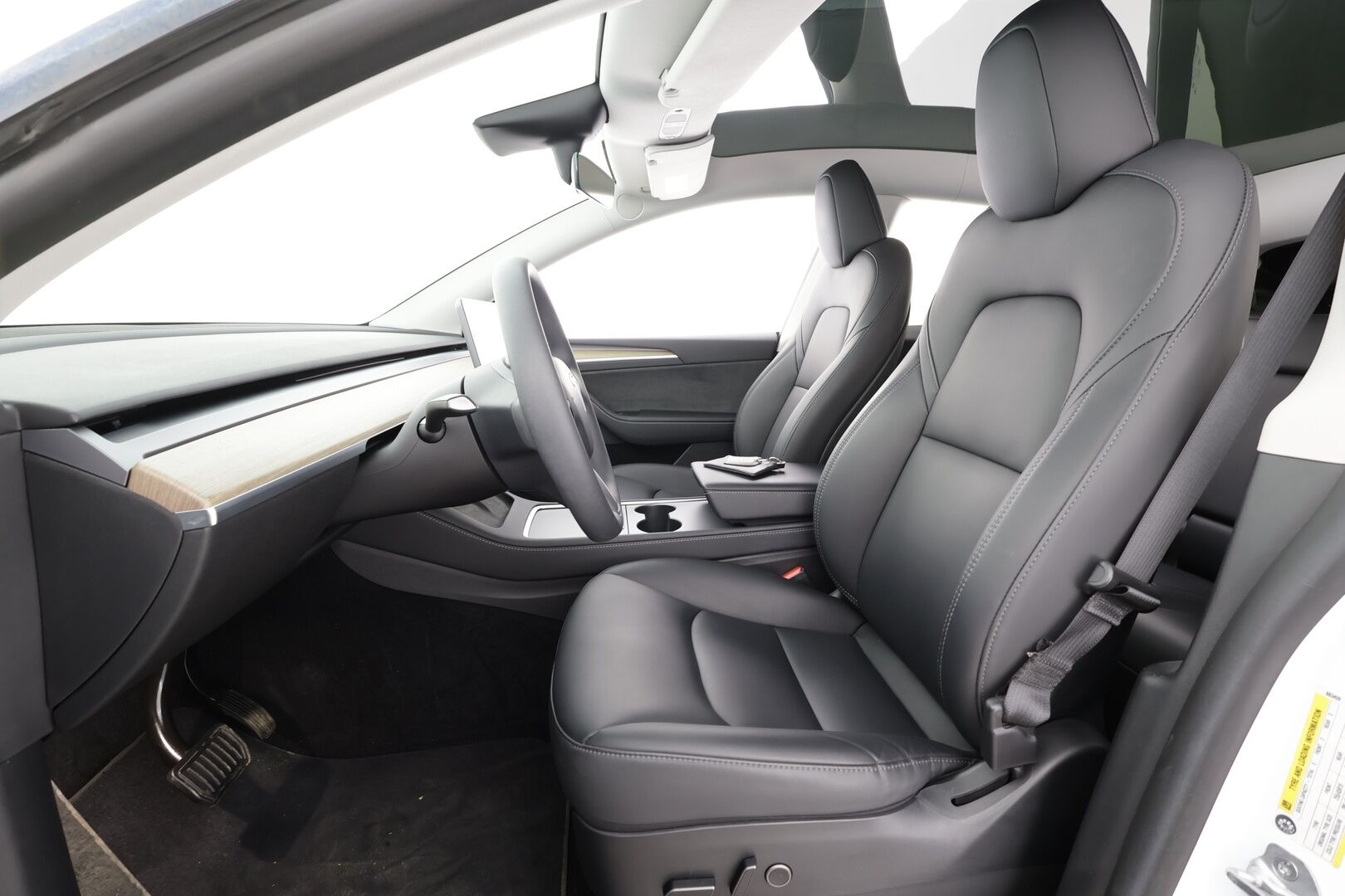 Tesla Model Y 2023 RWD * Koukku / ILP / ACC / Lasikatto / Premium Audio / P.Kamera / Matrix-LED / Muistipenkki / Kaistavahti * - 1-om Suomi-auto / 2x Latauskaapelit / Kahdet renkaat aluvanteilla