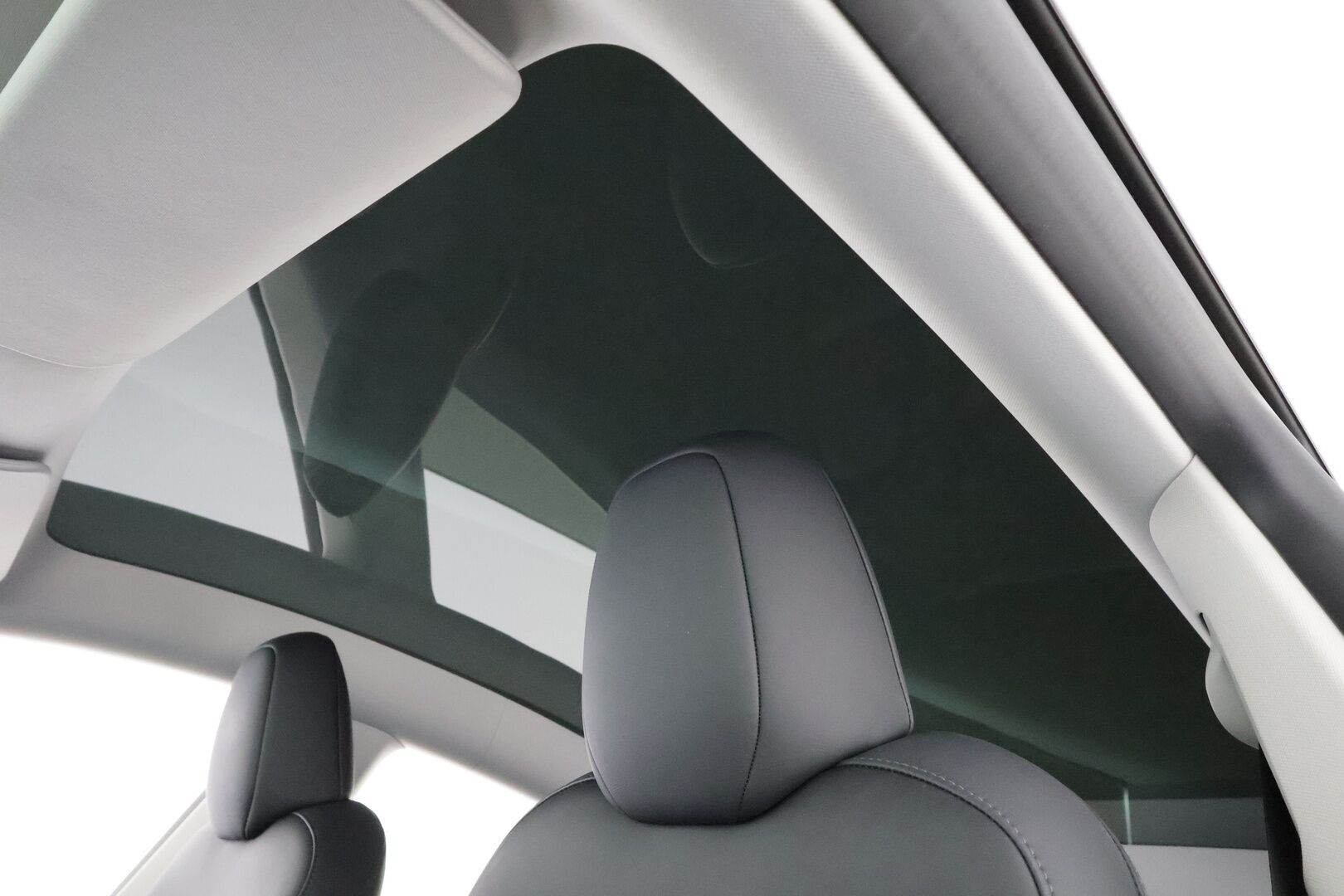 Tesla Model Y 2023 RWD * Koukku / ILP / ACC / Lasikatto / Premium Audio / P.Kamera / Matrix-LED / Muistipenkki / Kaistavahti * - 1-om Suomi-auto / 2x Latauskaapelit / Kahdet renkaat aluvanteilla