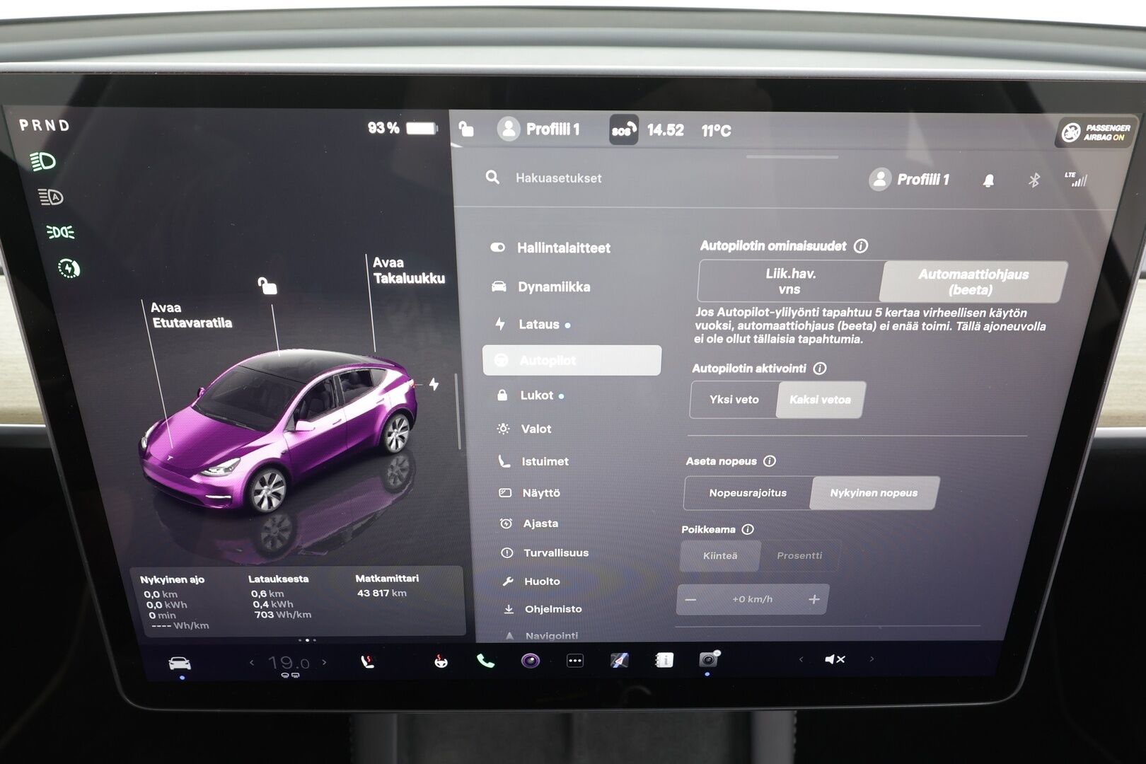 Tesla Model Y 2023 RWD * Koukku / ILP / ACC / Lasikatto / Premium Audio / P.Kamera / Matrix-LED / Muistipenkki / Kaistavahti * - 1-om Suomi-auto / 2x Latauskaapelit / Kahdet renkaat aluvanteilla
