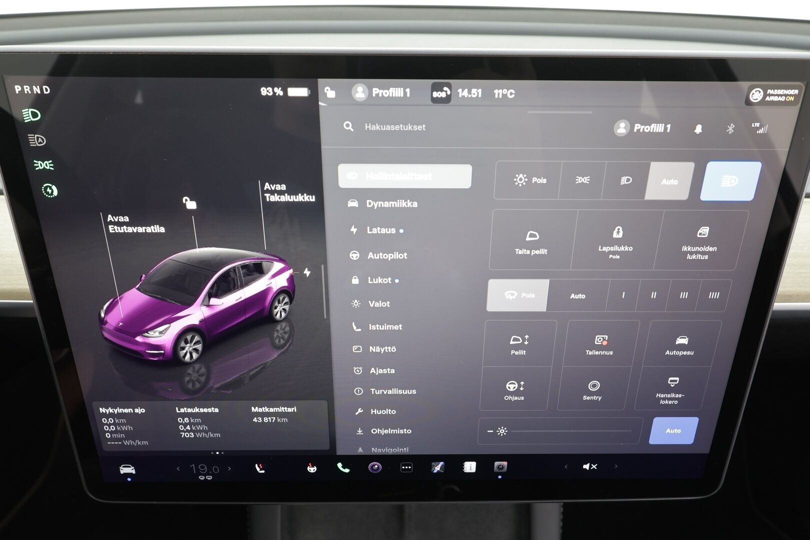 Tesla Model Y 2023 RWD * Koukku / ILP / ACC / Lasikatto / Premium Audio / P.Kamera / Matrix-LED / Muistipenkki / Kaistavahti * - 1-om Suomi-auto / 2x Latauskaapelit / Kahdet renkaat aluvanteilla