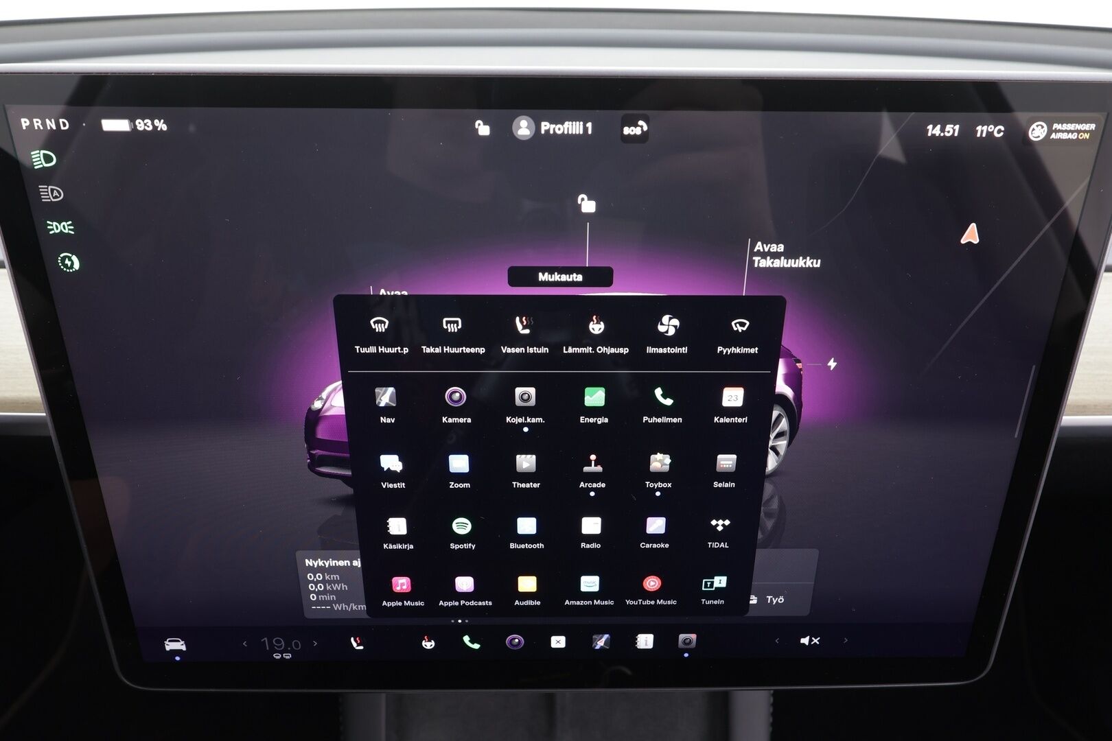 Tesla Model Y 2023 RWD * Koukku / ILP / ACC / Lasikatto / Premium Audio / P.Kamera / Matrix-LED / Muistipenkki / Kaistavahti * - 1-om Suomi-auto / 2x Latauskaapelit / Kahdet renkaat aluvanteilla