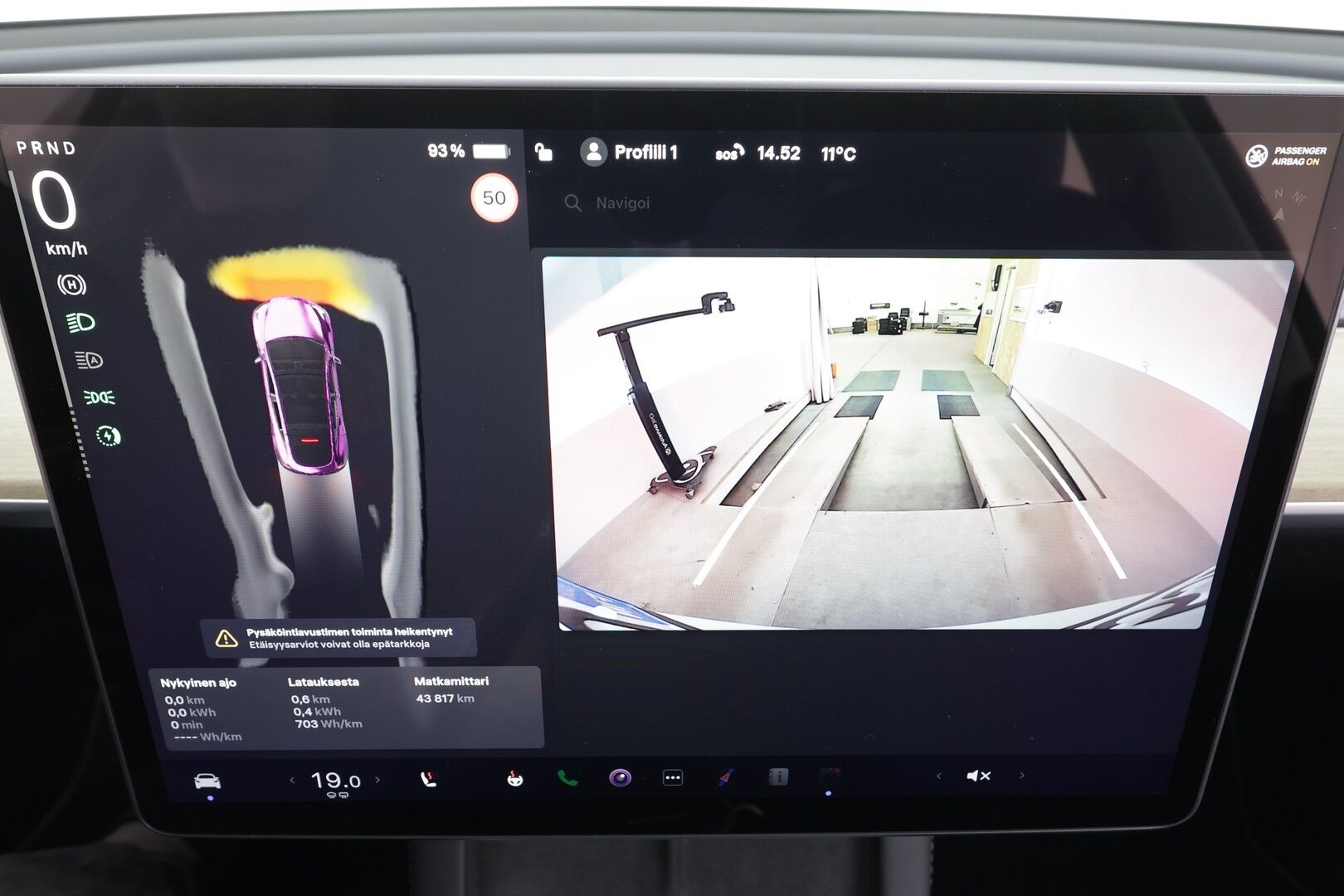 Tesla Model Y 2023 RWD * Koukku / ILP / ACC / Lasikatto / Premium Audio / P.Kamera / Matrix-LED / Muistipenkki / Kaistavahti * - 1-om Suomi-auto / 2x Latauskaapelit / Kahdet renkaat aluvanteilla