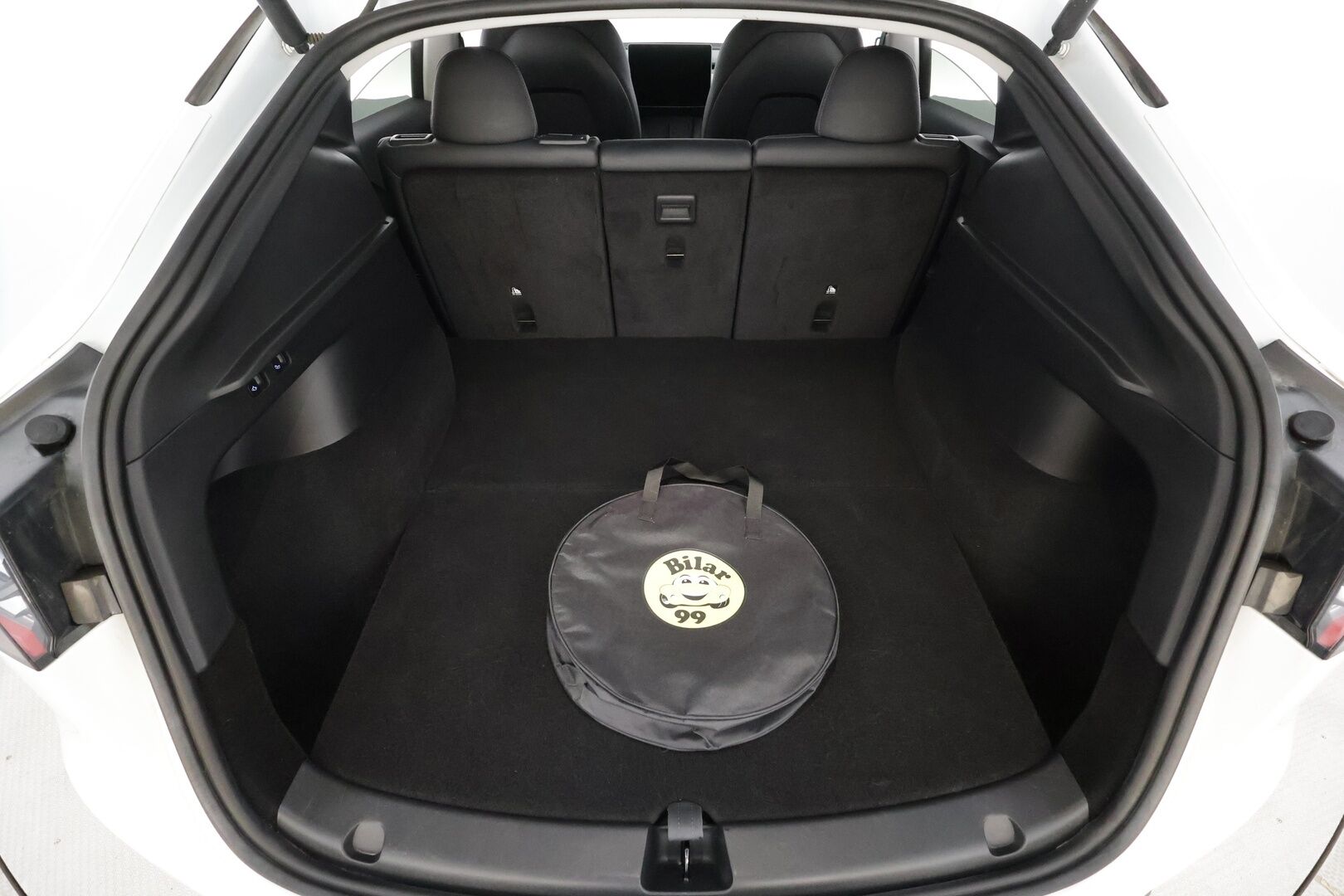 Tesla Model Y 2023 RWD * Koukku / ILP / ACC / Lasikatto / Premium Audio / P.Kamera / Matrix-LED / Muistipenkki / Kaistavahti * - 1-om Suomi-auto / 2x Latauskaapelit / Kahdet renkaat aluvanteilla