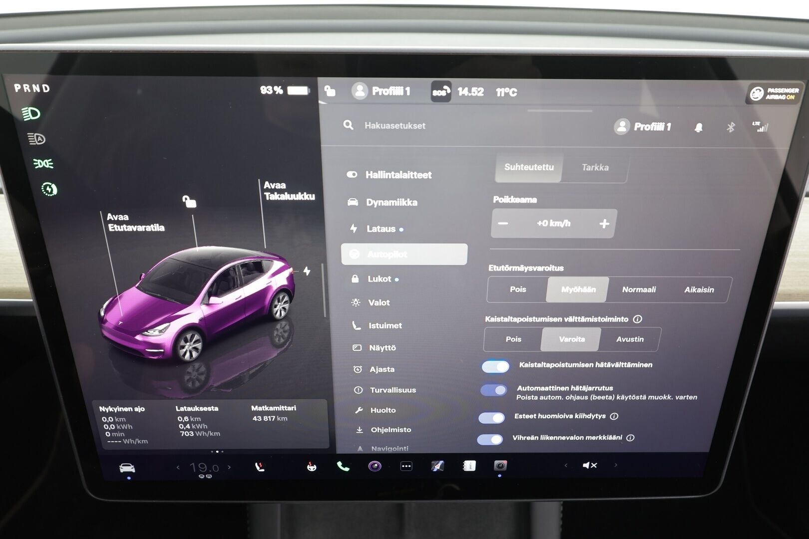 Tesla Model Y 2023 RWD * Koukku / ILP / ACC / Lasikatto / Premium Audio / P.Kamera / Matrix-LED / Muistipenkki / Kaistavahti * - 1-om Suomi-auto / 2x Latauskaapelit / Kahdet renkaat aluvanteilla