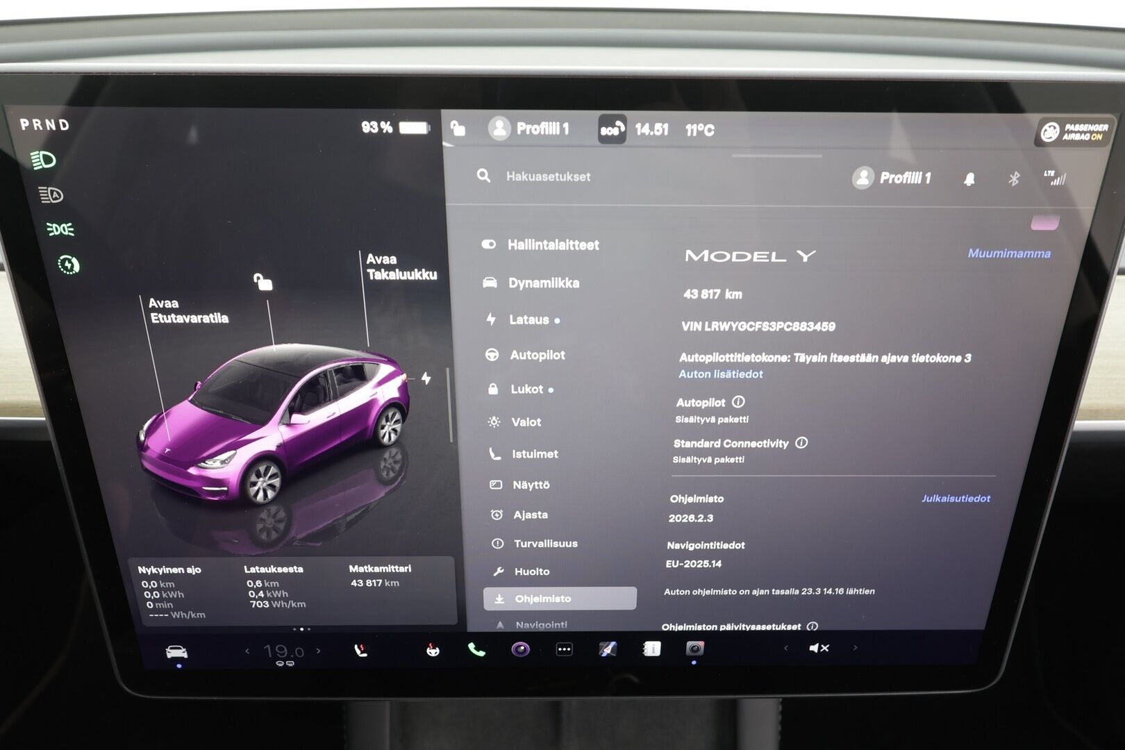 Tesla Model Y 2023 RWD * Koukku / ILP / ACC / Lasikatto / Premium Audio / P.Kamera / Matrix-LED / Muistipenkki / Kaistavahti * - 1-om Suomi-auto / 2x Latauskaapelit / Kahdet renkaat aluvanteilla