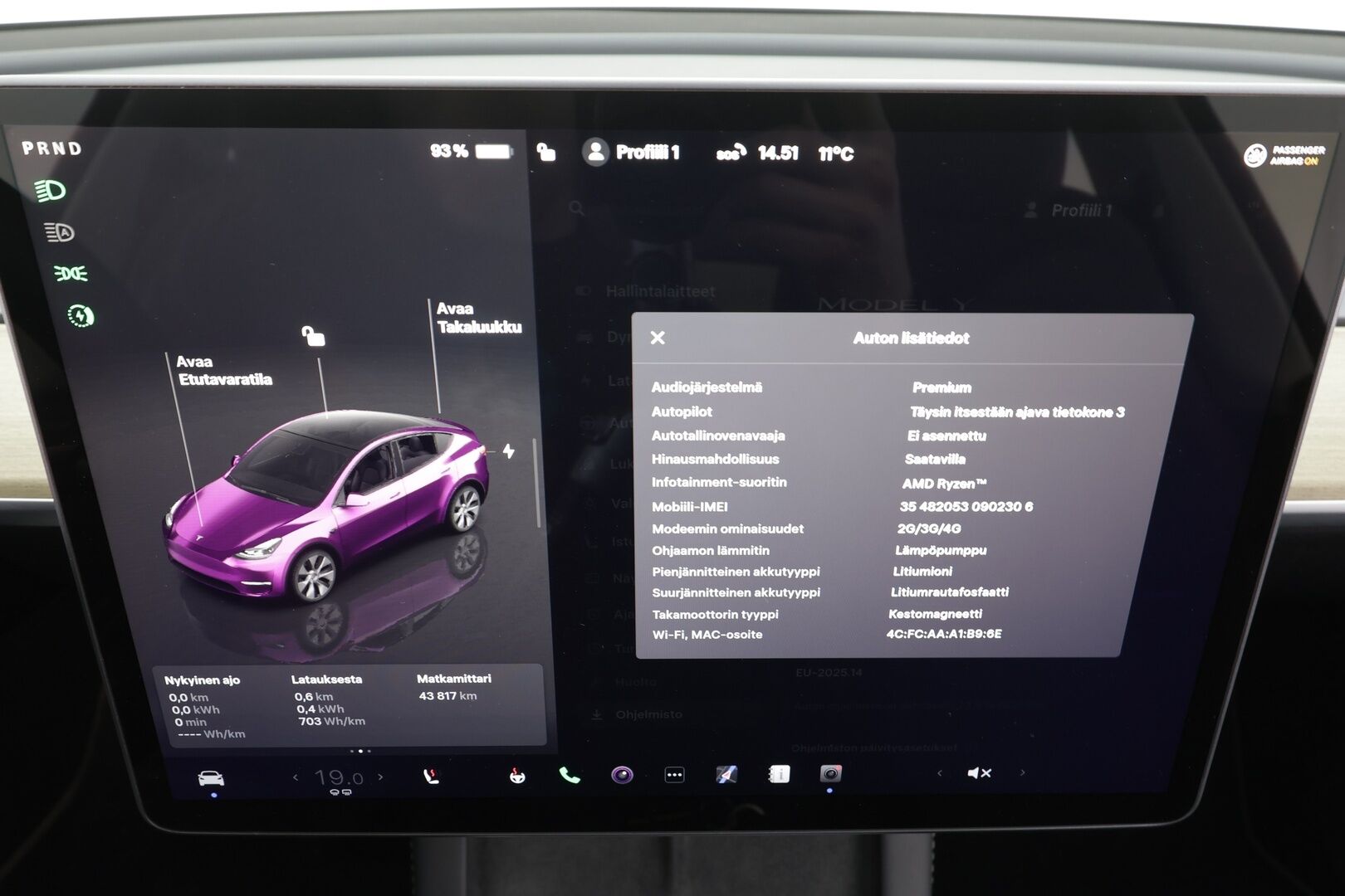 Tesla Model Y 2023 RWD * Koukku / ILP / ACC / Lasikatto / Premium Audio / P.Kamera / Matrix-LED / Muistipenkki / Kaistavahti * - 1-om Suomi-auto / 2x Latauskaapelit / Kahdet renkaat aluvanteilla