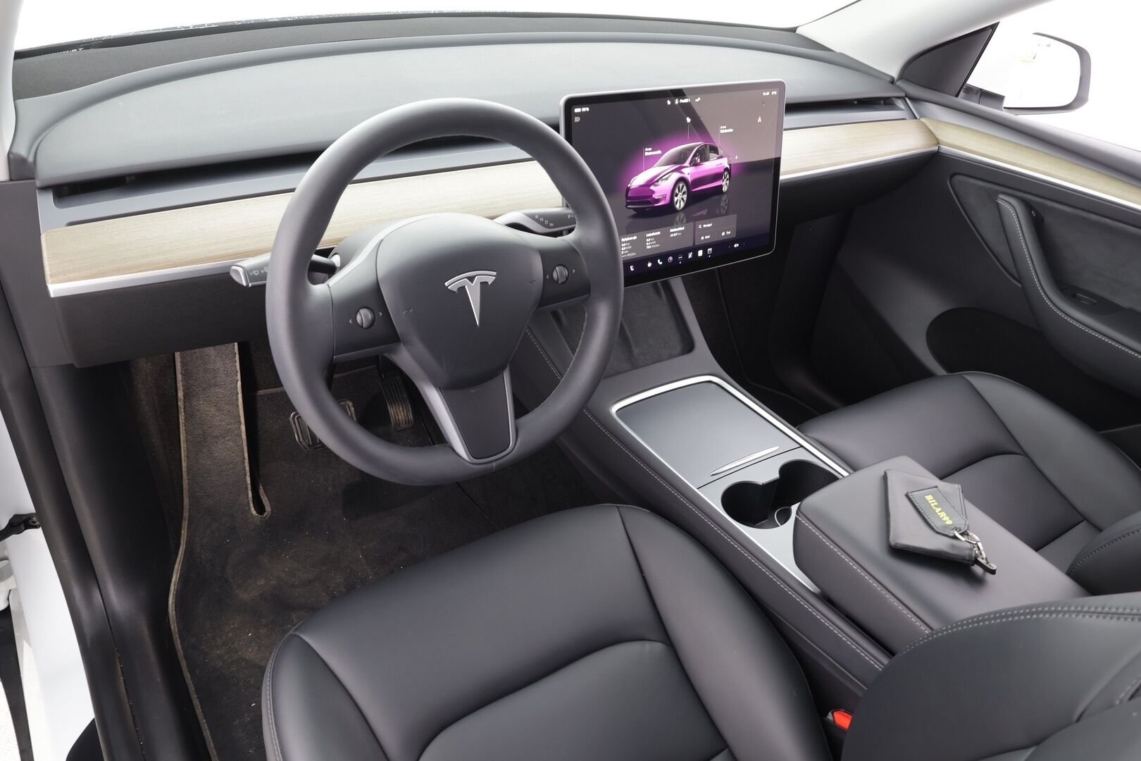 Tesla Model Y 2023 RWD * Koukku / ILP / ACC / Lasikatto / Premium Audio / P.Kamera / Matrix-LED / Muistipenkki / Kaistavahti * - 1-om Suomi-auto / 2x Latauskaapelit / Kahdet renkaat aluvanteilla