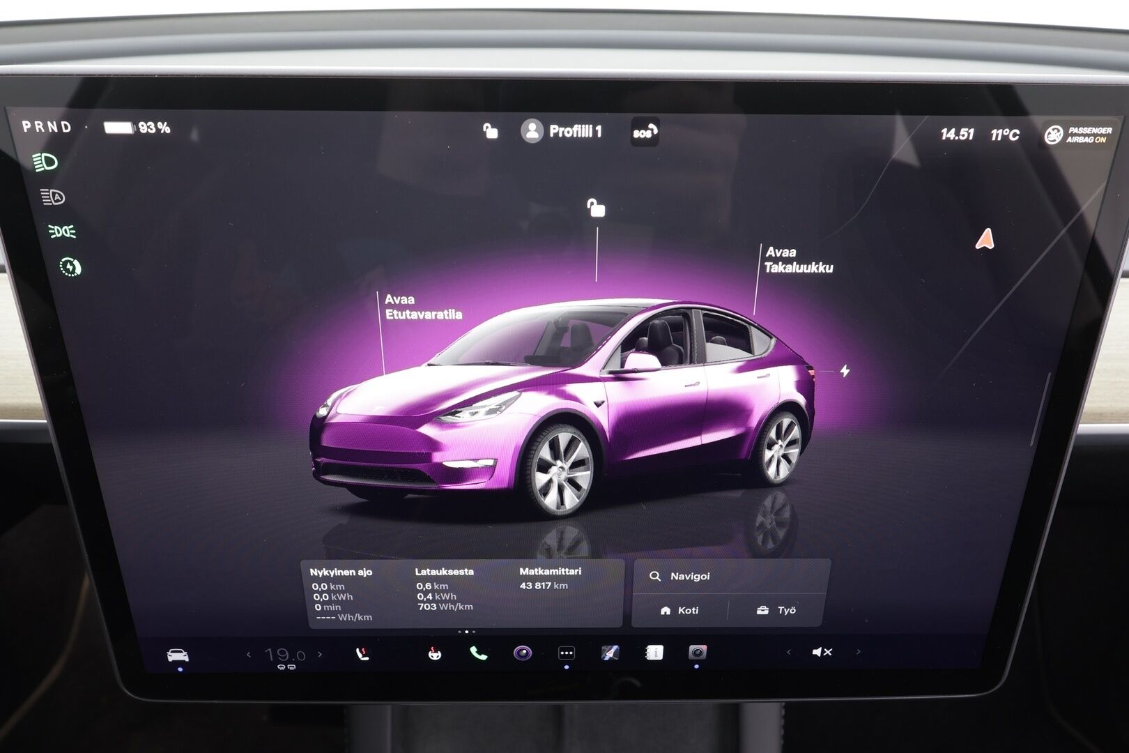Tesla Model Y 2023 RWD * Koukku / ILP / ACC / Lasikatto / Premium Audio / P.Kamera / Matrix-LED / Muistipenkki / Kaistavahti * - 1-om Suomi-auto / 2x Latauskaapelit / Kahdet renkaat aluvanteilla