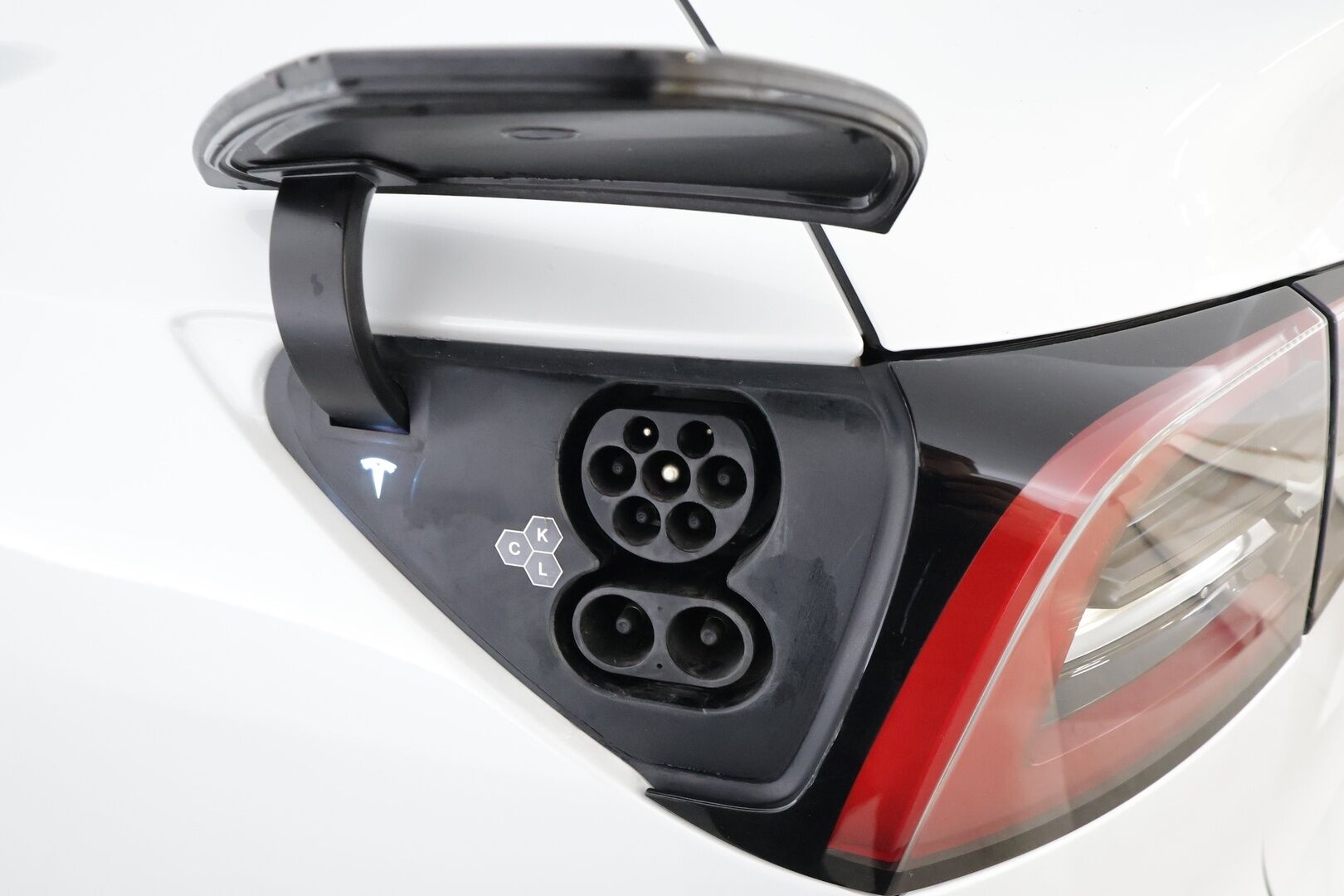 Tesla Model Y 2023 RWD * Koukku / ILP / ACC / Lasikatto / Premium Audio / P.Kamera / Matrix-LED / Muistipenkki / Kaistavahti * - 1-om Suomi-auto / 2x Latauskaapelit / Kahdet renkaat aluvanteilla