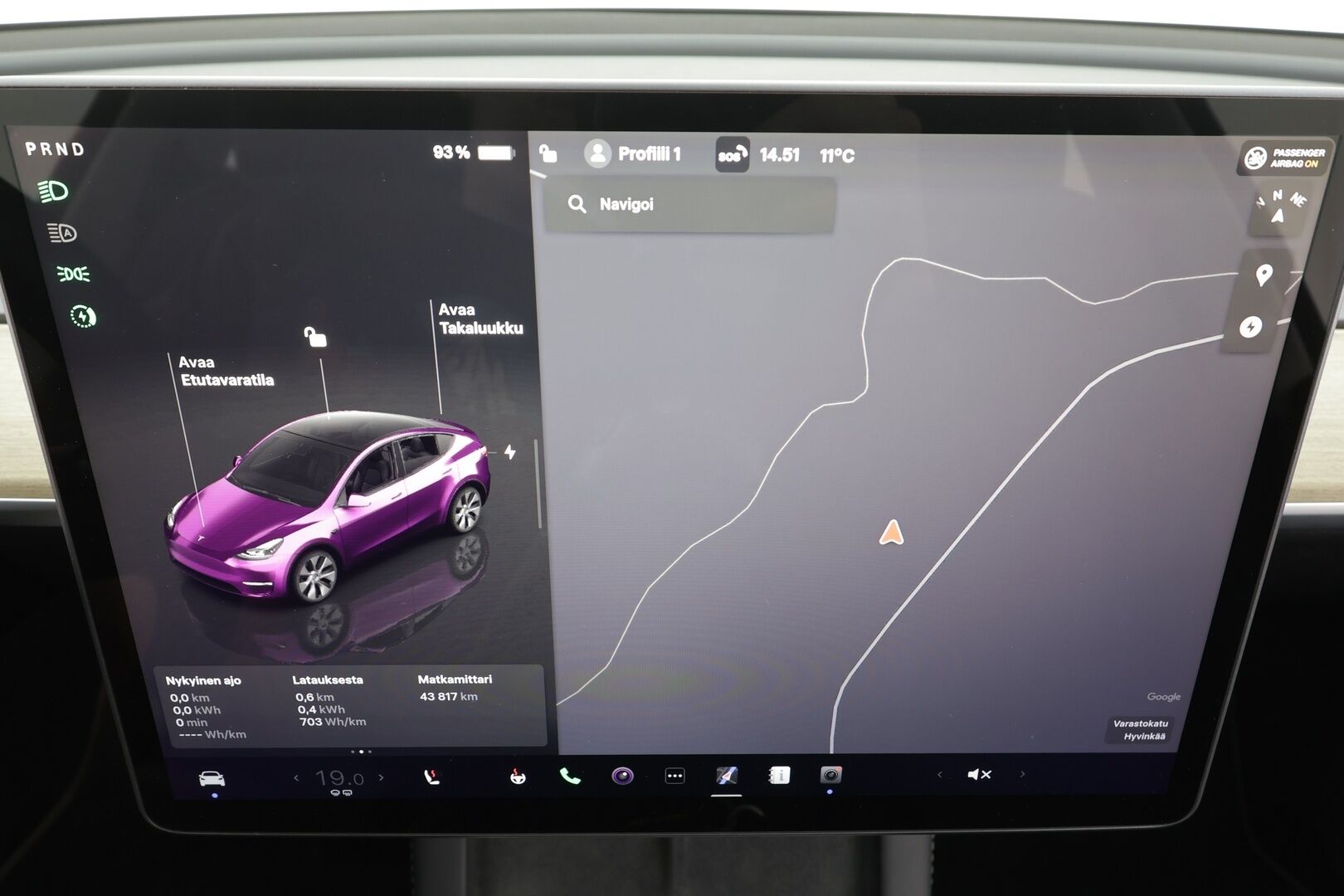 Tesla Model Y 2023 RWD * Koukku / ILP / ACC / Lasikatto / Premium Audio / P.Kamera / Matrix-LED / Muistipenkki / Kaistavahti * - 1-om Suomi-auto / 2x Latauskaapelit / Kahdet renkaat aluvanteilla