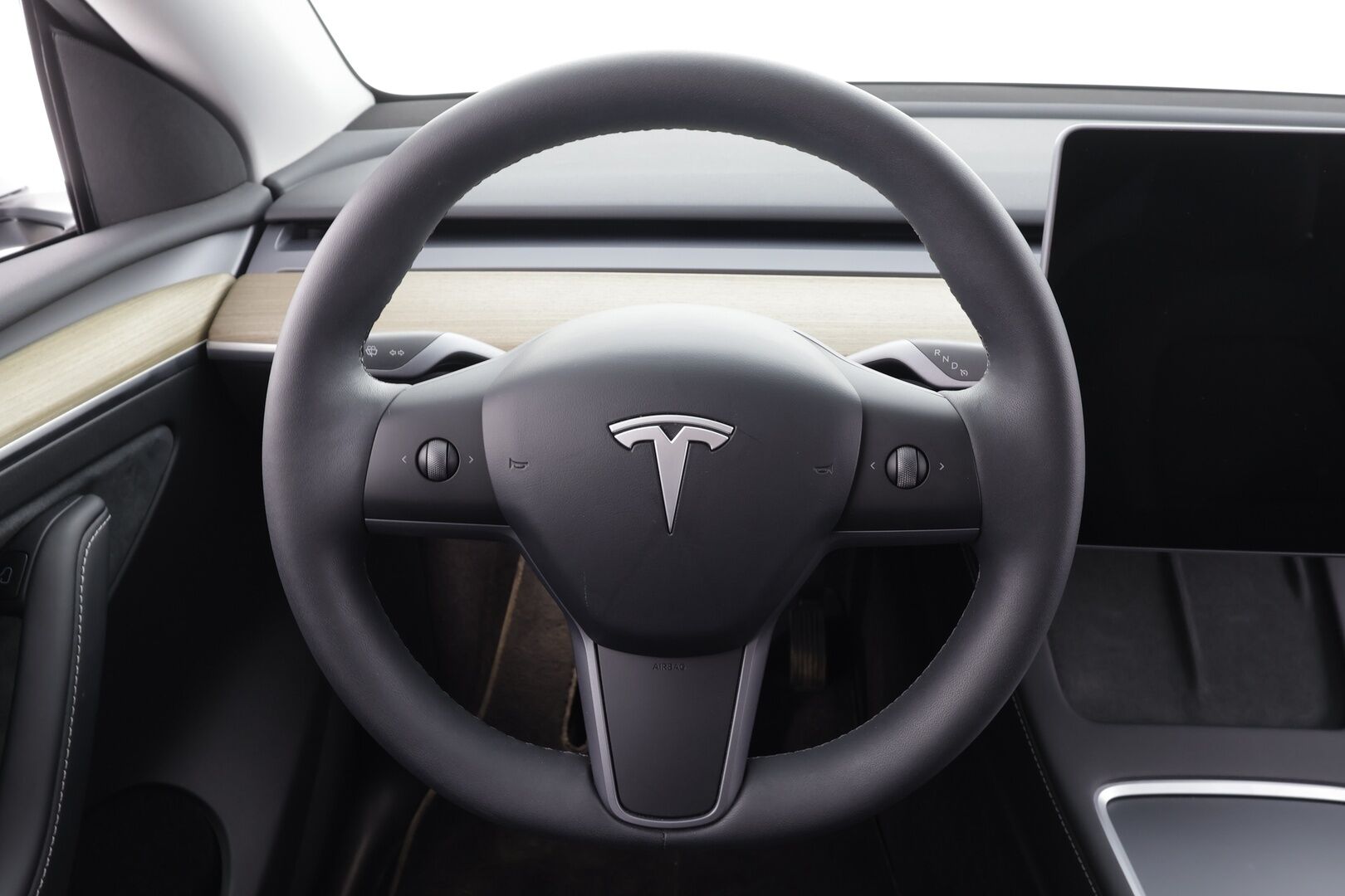 Tesla Model Y 2023 RWD * Koukku / ILP / ACC / Lasikatto / Premium Audio / P.Kamera / Matrix-LED / Muistipenkki / Kaistavahti * - 1-om Suomi-auto / 2x Latauskaapelit / Kahdet renkaat aluvanteilla