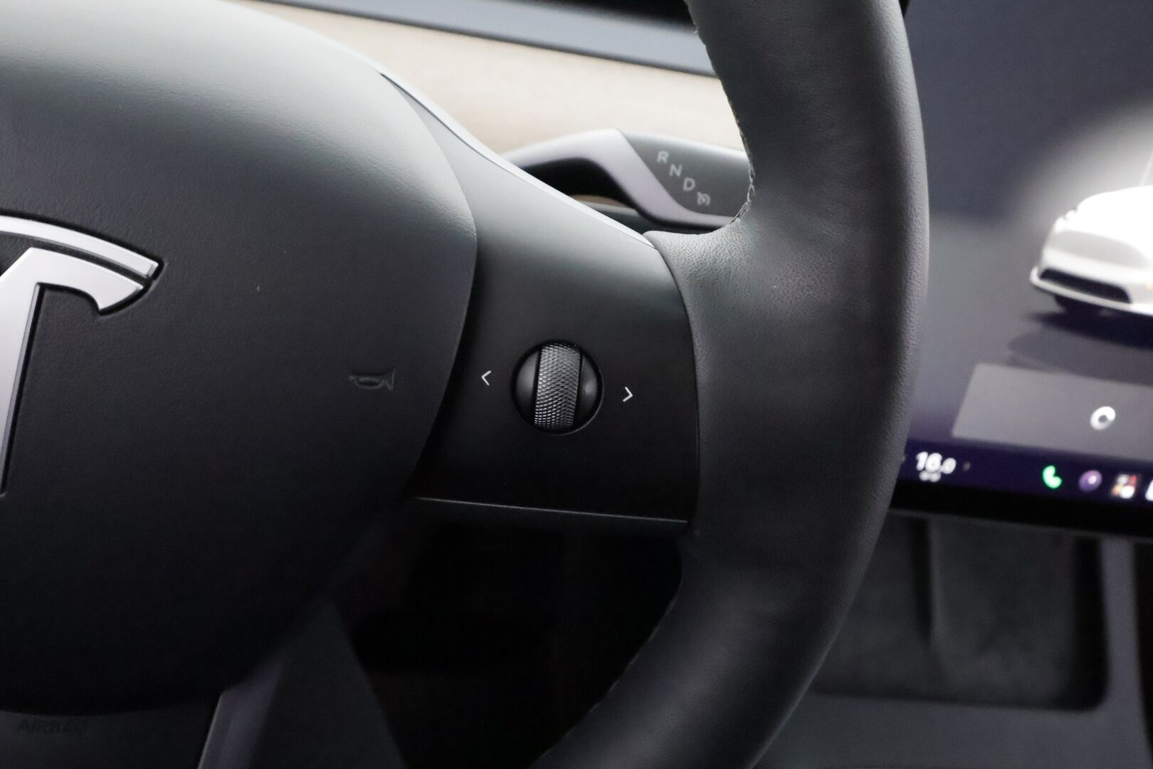 Tesla Model Y 2023 RWD - | ACC | ILP | Koukku | 1-om suomiauto | Lasikatto | Premium Audio | Matrix-LED | Sähkönahat | Muistipenkki | P.kamera | 2x renkaat aluin |