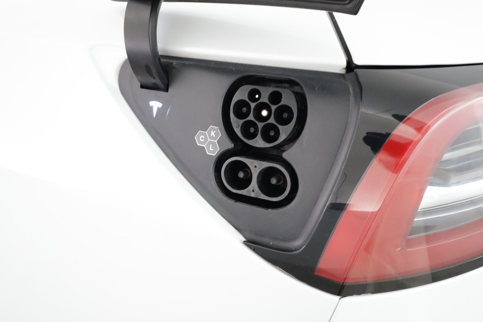 Tesla Model Y 2023 RWD - | ACC | ILP | Koukku | 1-om suomiauto | Lasikatto | Premium Audio | Matrix-LED | Sähkönahat | Muistipenkki | P.kamera | 2x renkaat aluin |