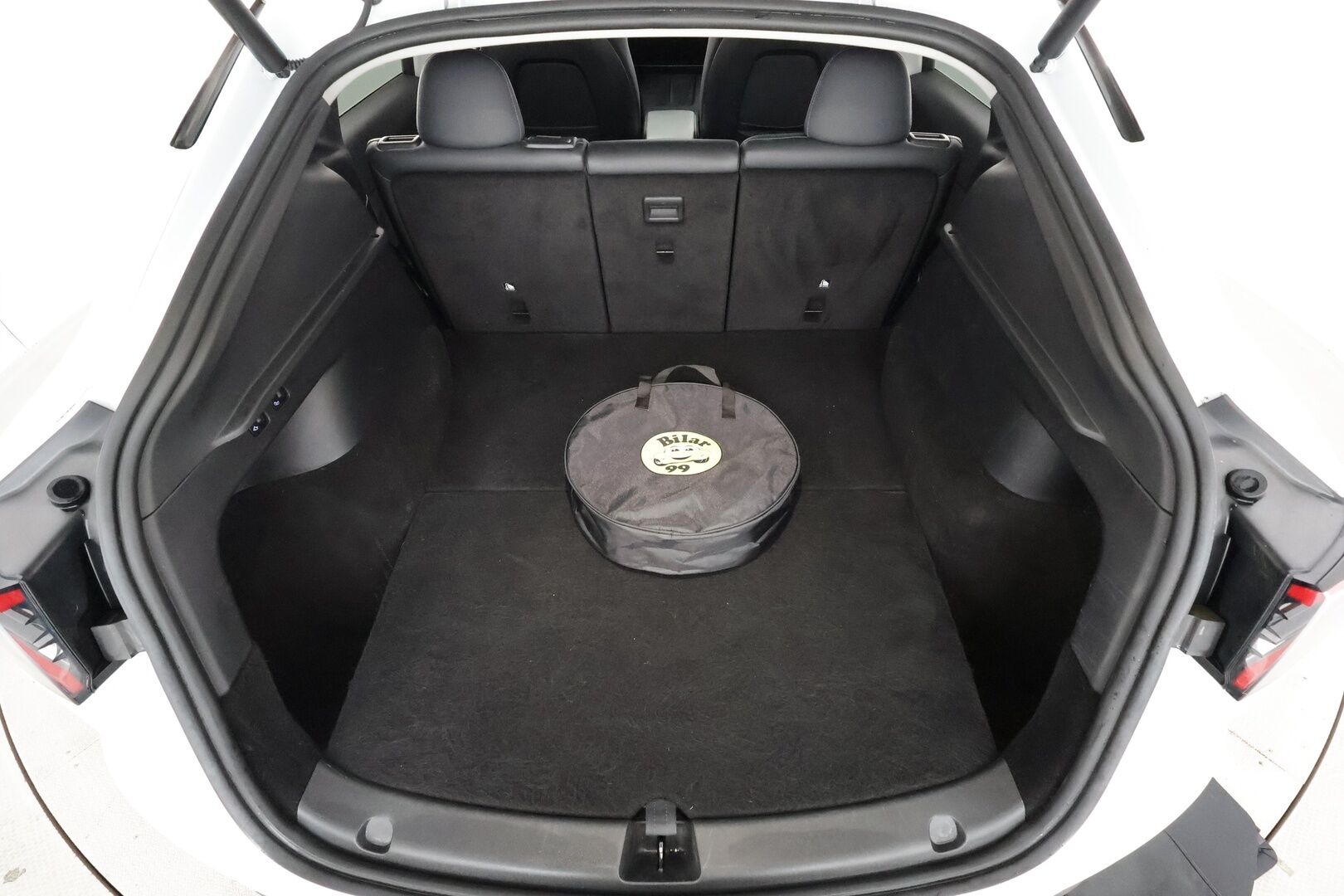 Tesla Model Y 2023 RWD - | ACC | ILP | Koukku | 1-om suomiauto | Lasikatto | Premium Audio | Matrix-LED | Sähkönahat | Muistipenkki | P.kamera | 2x renkaat aluin |