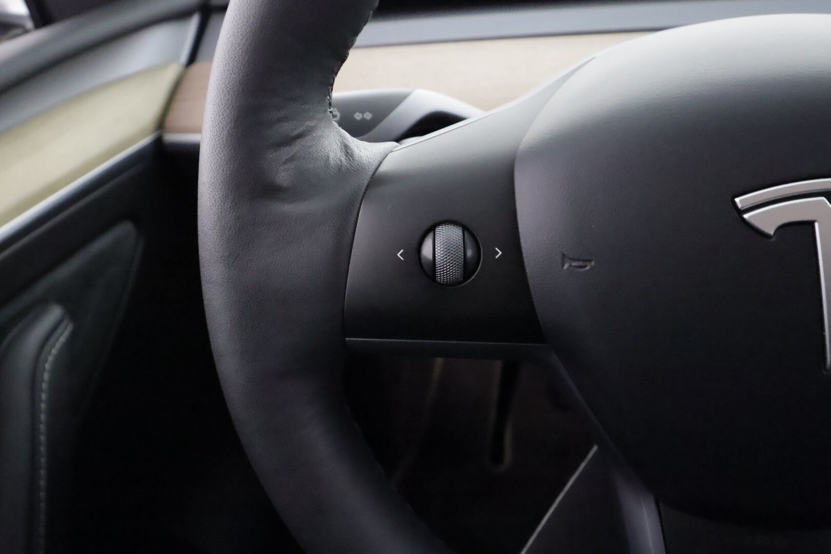 Tesla Model Y 2023 RWD - | ACC | ILP | Koukku | 1-om suomiauto | Lasikatto | Premium Audio | Matrix-LED | Sähkönahat | Muistipenkki | P.kamera | 2x renkaat aluin |