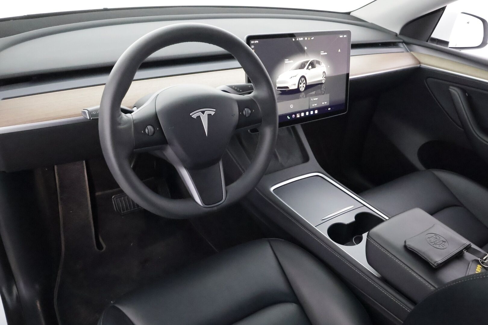 Tesla Model Y 2023 RWD - | ACC | ILP | Koukku | 1-om suomiauto | Lasikatto | Premium Audio | Matrix-LED | Sähkönahat | Muistipenkki | P.kamera | 2x renkaat aluin |