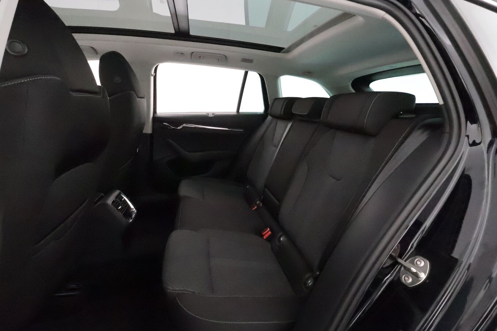 Skoda Octavia 2021 Combi 1,4 TSI PHEV Style iV DSG *Webasto / Panorama / ACC / Matrix-LED / Kamera / Muistipenkit / Navi* - Kahdet renkaat Skodan vanteilla / SUPER VARUSTEET!