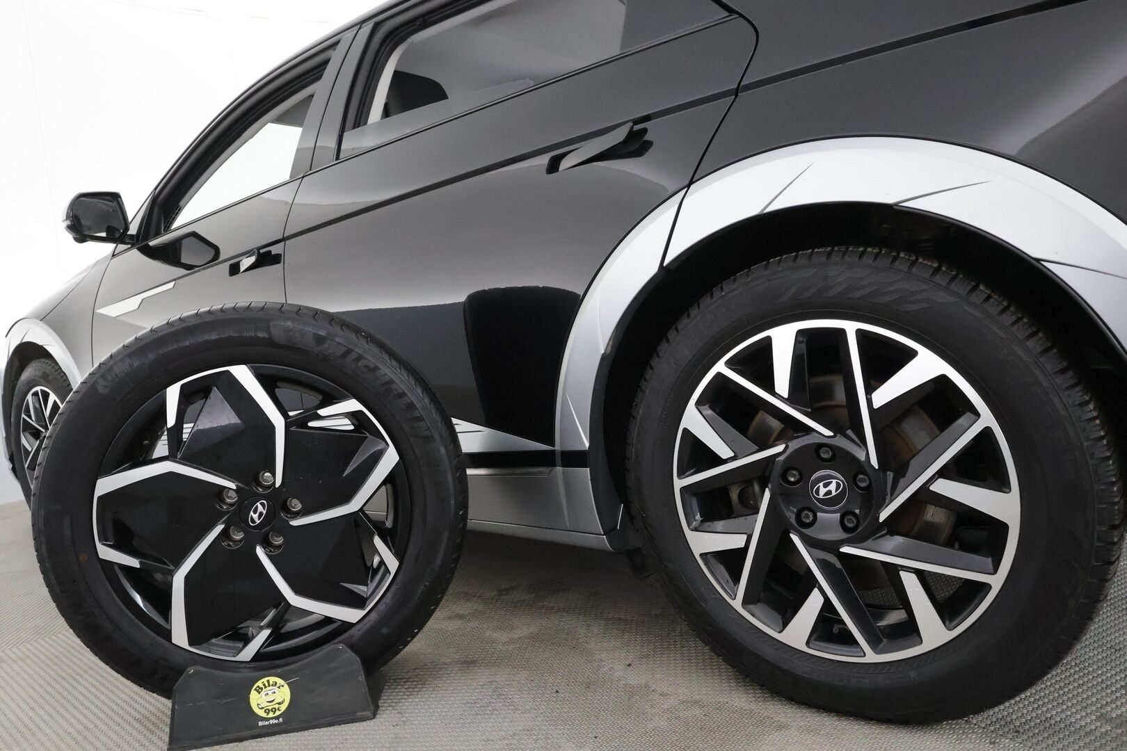 Hyundai IONIQ 5 2022 73 kWh 305 hv AWD Premium * ACC / HUD / ILP / Relax-istuimet / Koukku / Bose / 360° / Ilmastoidut nahat / Solar Roof * - Akku kuntotarkastettu / Kahdet renkaat aluvanteilla / Merkkihuollettu / Huippuvarusteet