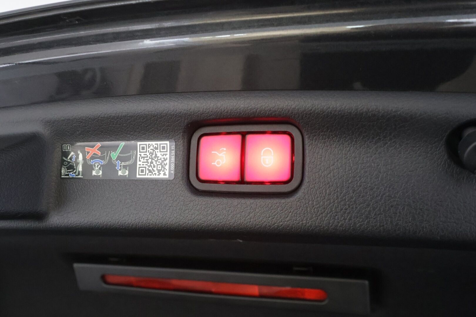 Mercedes-Benz C 2023 300 e A Business - | Distronic+ | P.kamera | Ruskeat nahat sähköillä | Panorama | P.Kamera | Keyless | Apple&Android | 1.Om Suomi-auto | Kahdet Renkaat 