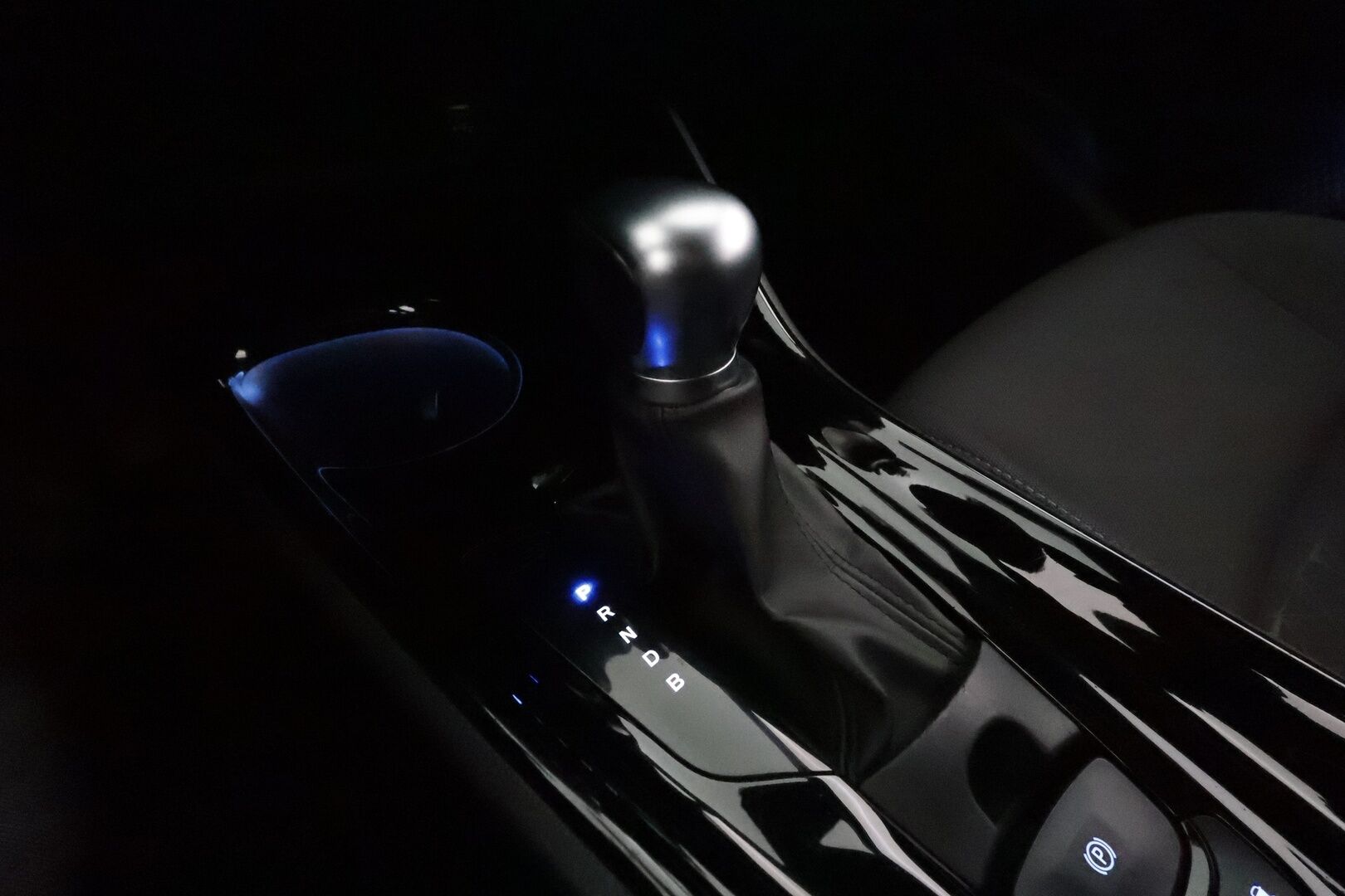 TOYOTA C-HR 2021 1,8 Hybrid Intense **Adapt.Vakkari / LED-valot / P.kamera / Kaistavahti / Apple&Android / Keyless** - Kahdet Renkaat