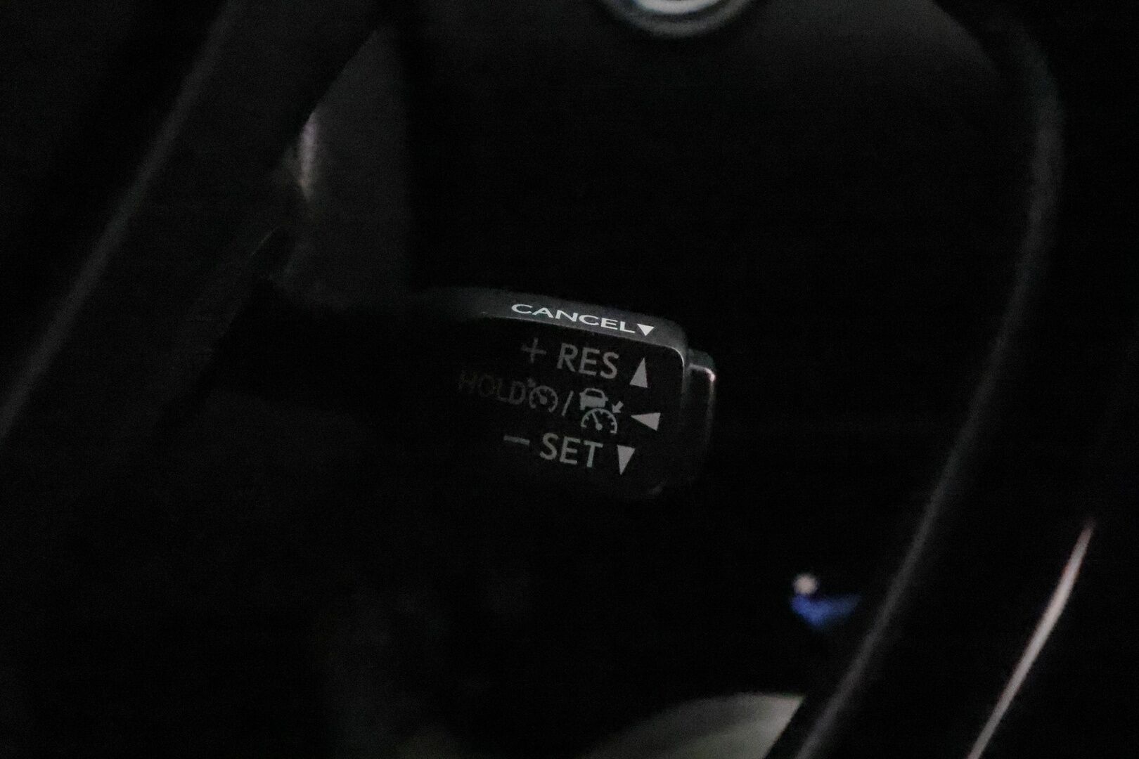 TOYOTA C-HR 2021 1,8 Hybrid Intense **Adapt.Vakkari / LED-valot / P.kamera / Kaistavahti / Apple&Android / Keyless** - Kahdet Renkaat