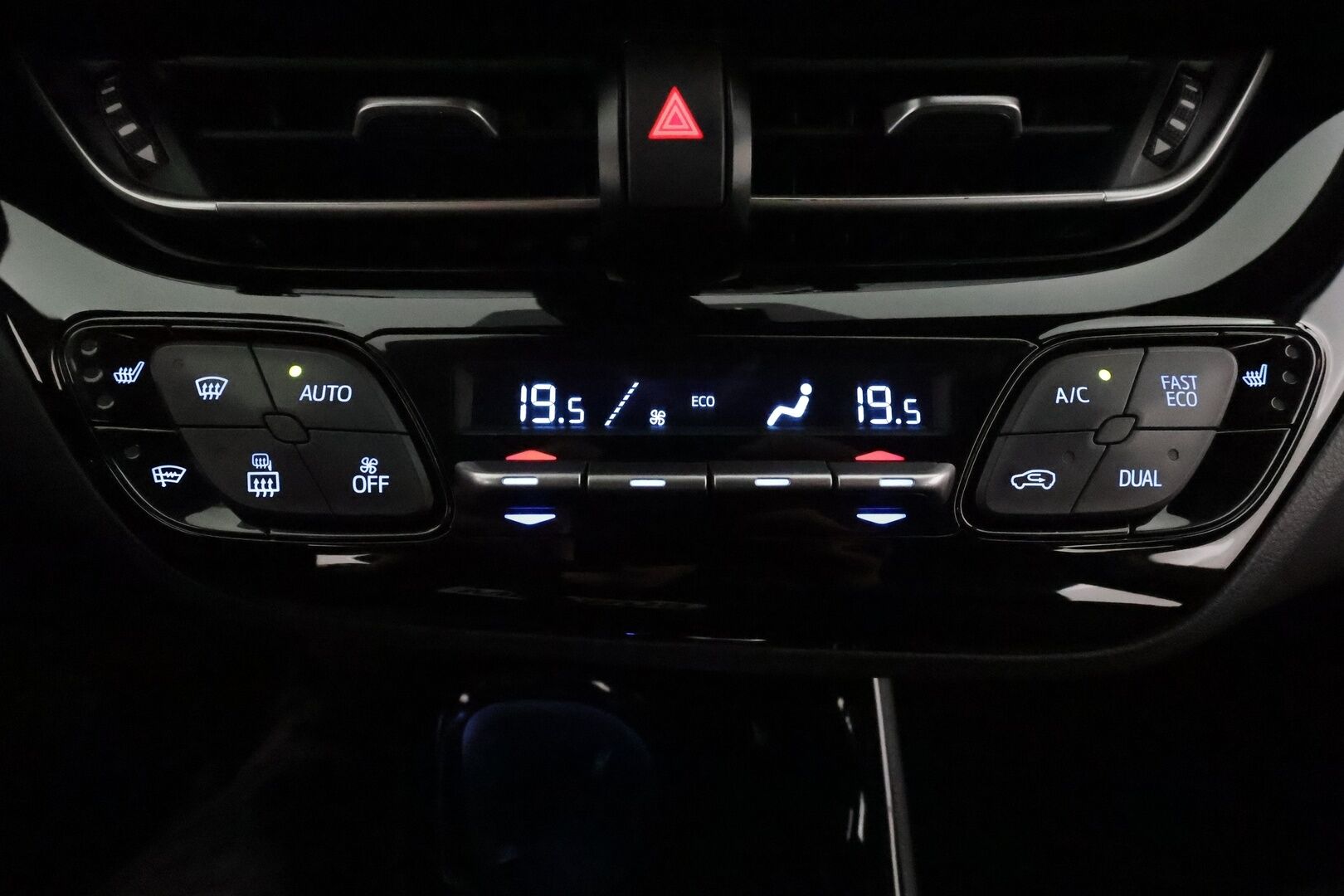 TOYOTA C-HR 2021 1,8 Hybrid Intense **Adapt.Vakkari / LED-valot / P.kamera / Kaistavahti / Apple&Android / Keyless** - Kahdet Renkaat